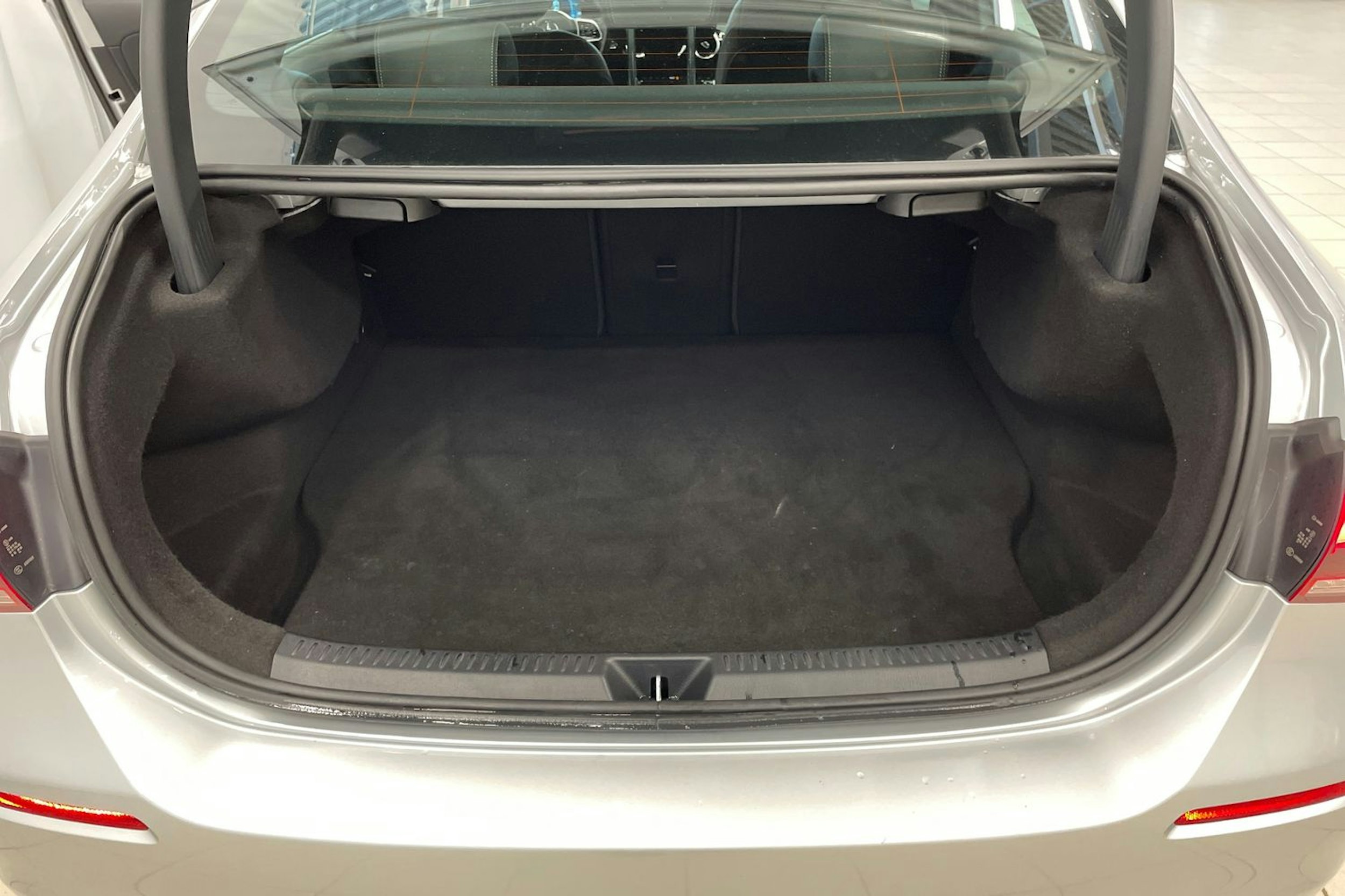 Harmaa Mercedes-Benz A 250 e 2021 kuva 22.