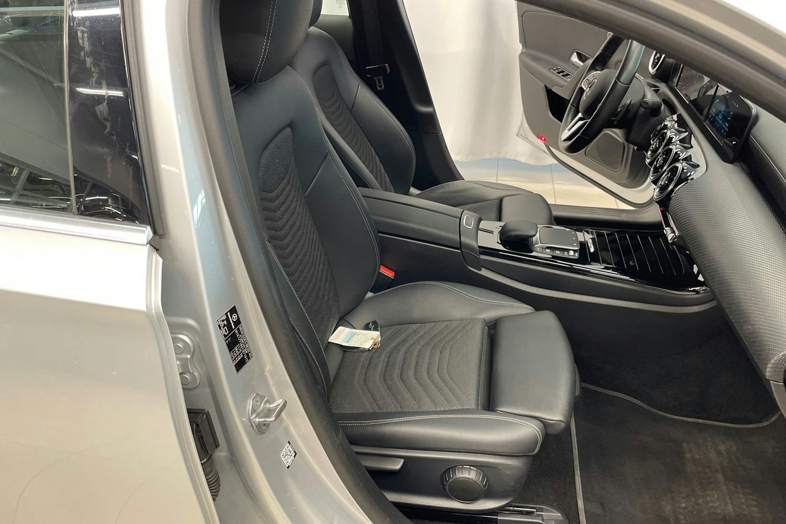 Harmaa Mercedes-Benz A 250 e 2021 kuva 25.