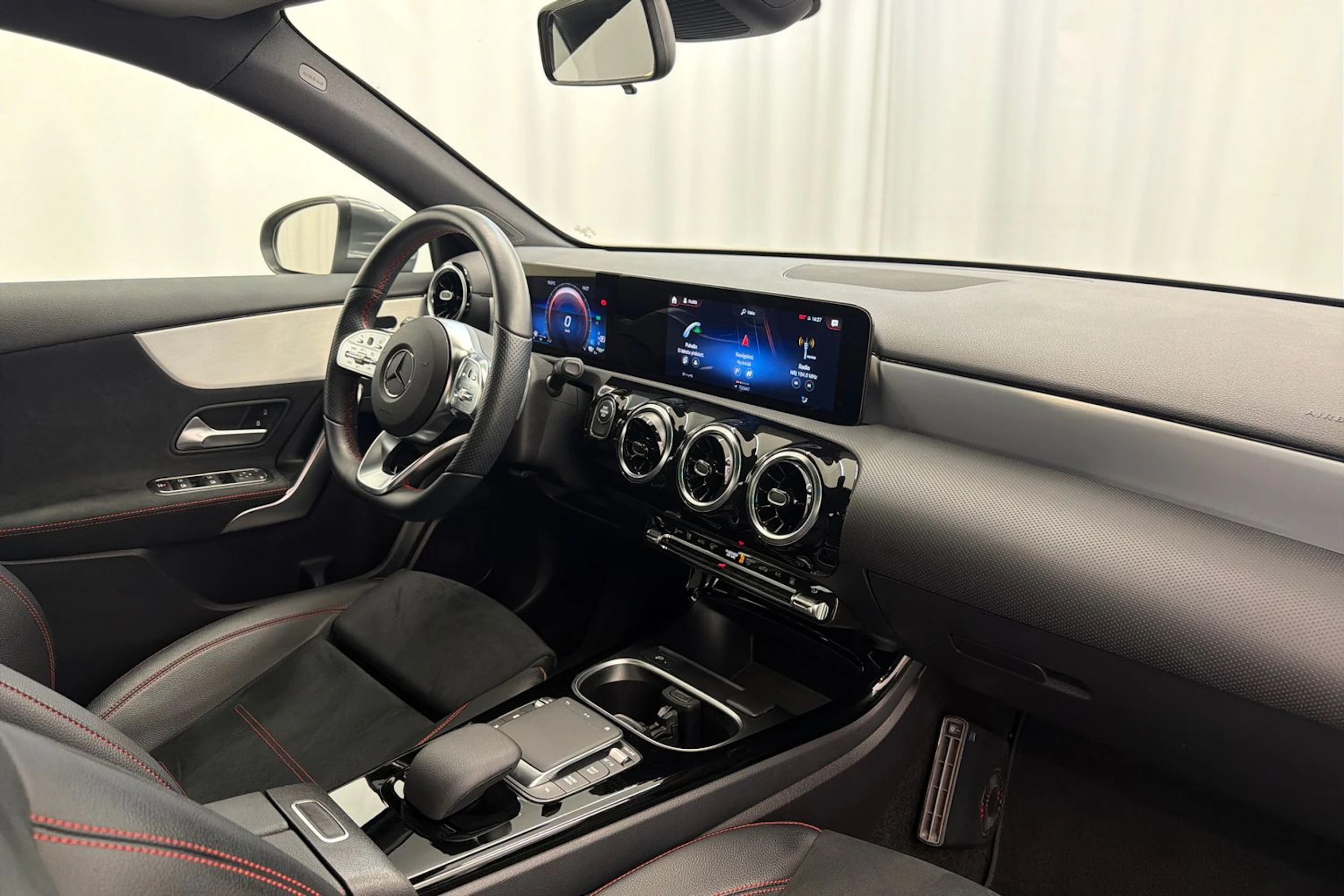 Harmaa Mercedes-Benz A 250 e 2023 kuva 29.