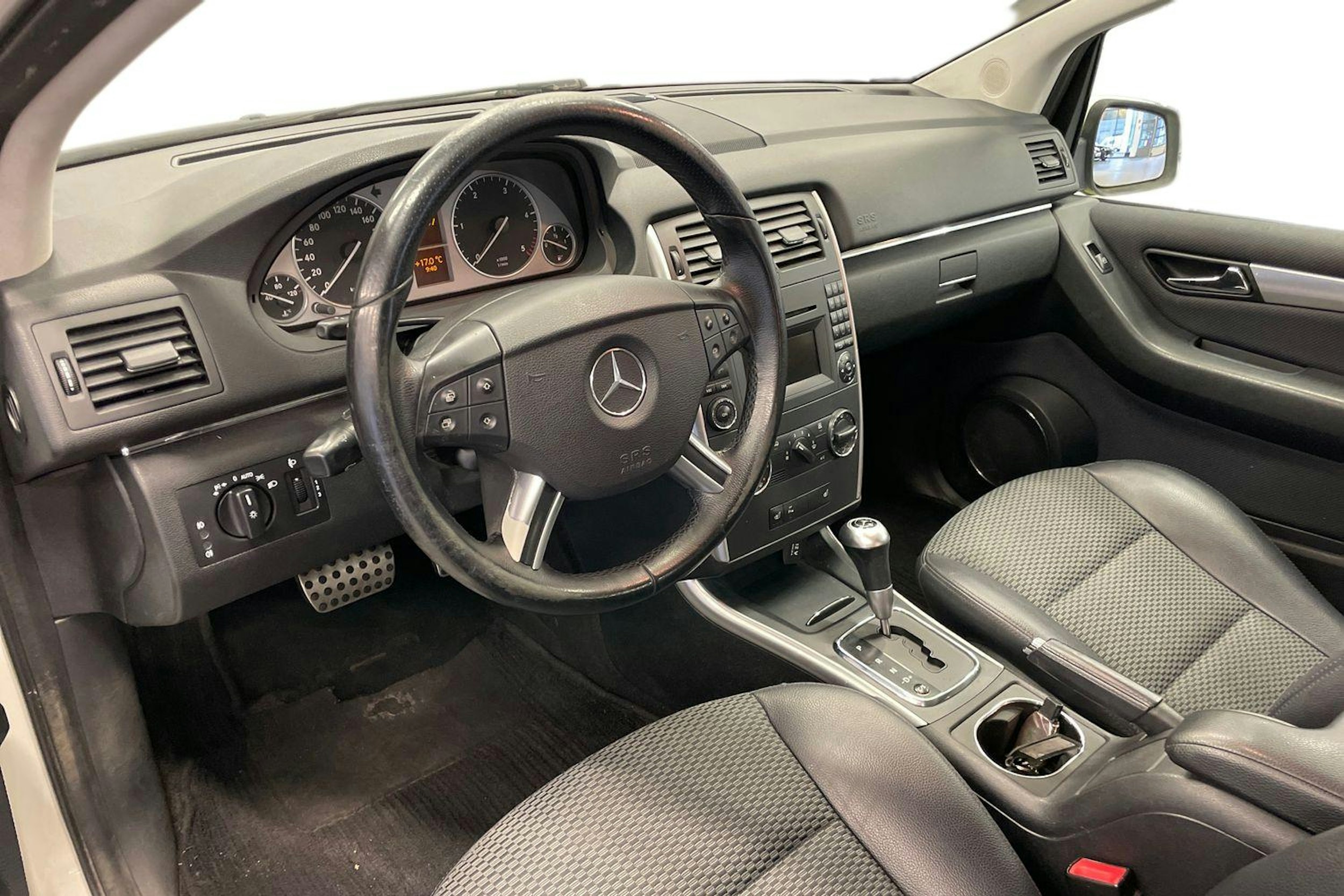 Valkoinen Mercedes-Benz B 2010 kuva 7.