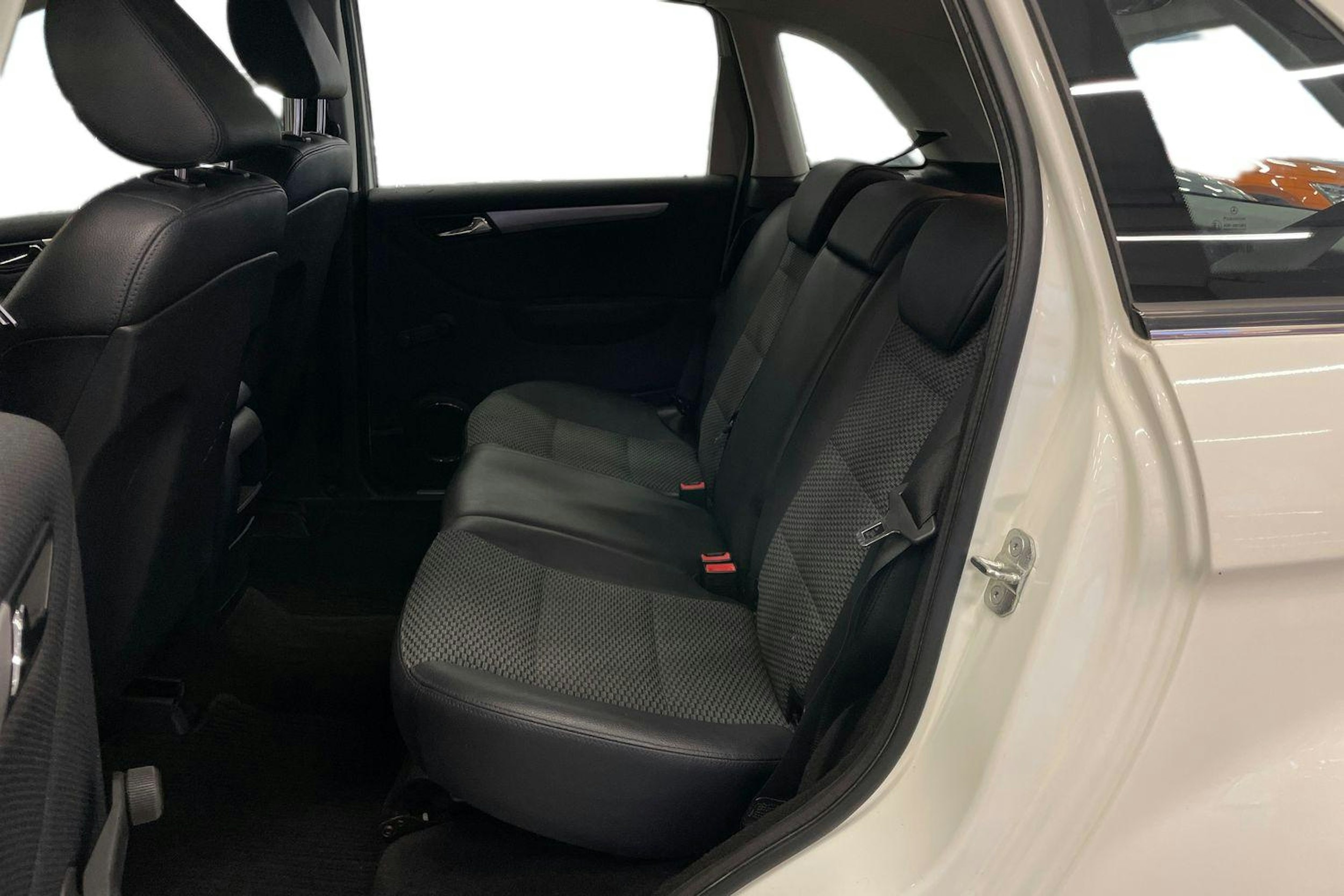 Valkoinen Mercedes-Benz B 2010 kuva 10.