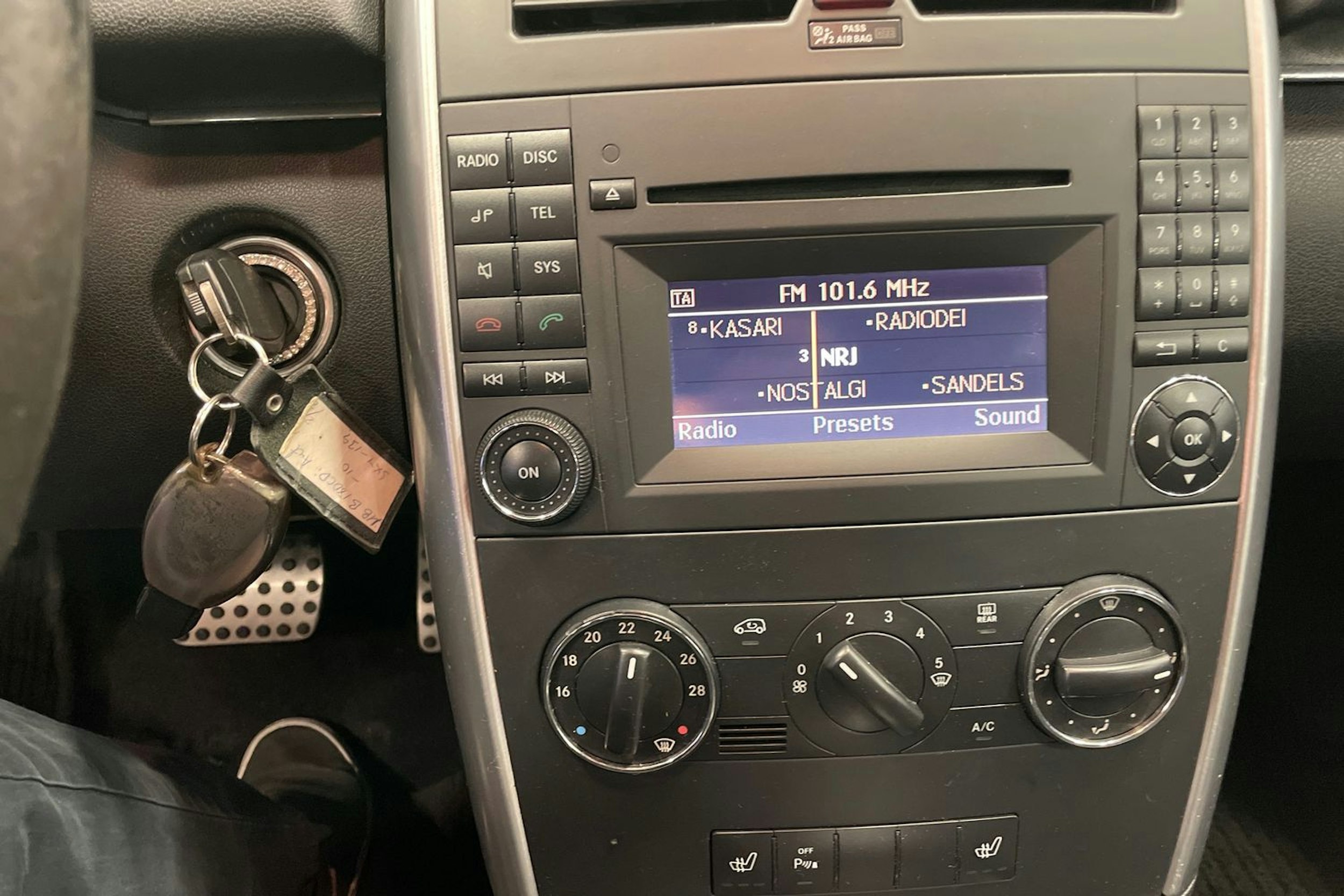 Valkoinen Mercedes-Benz B 2010 kuva 15.