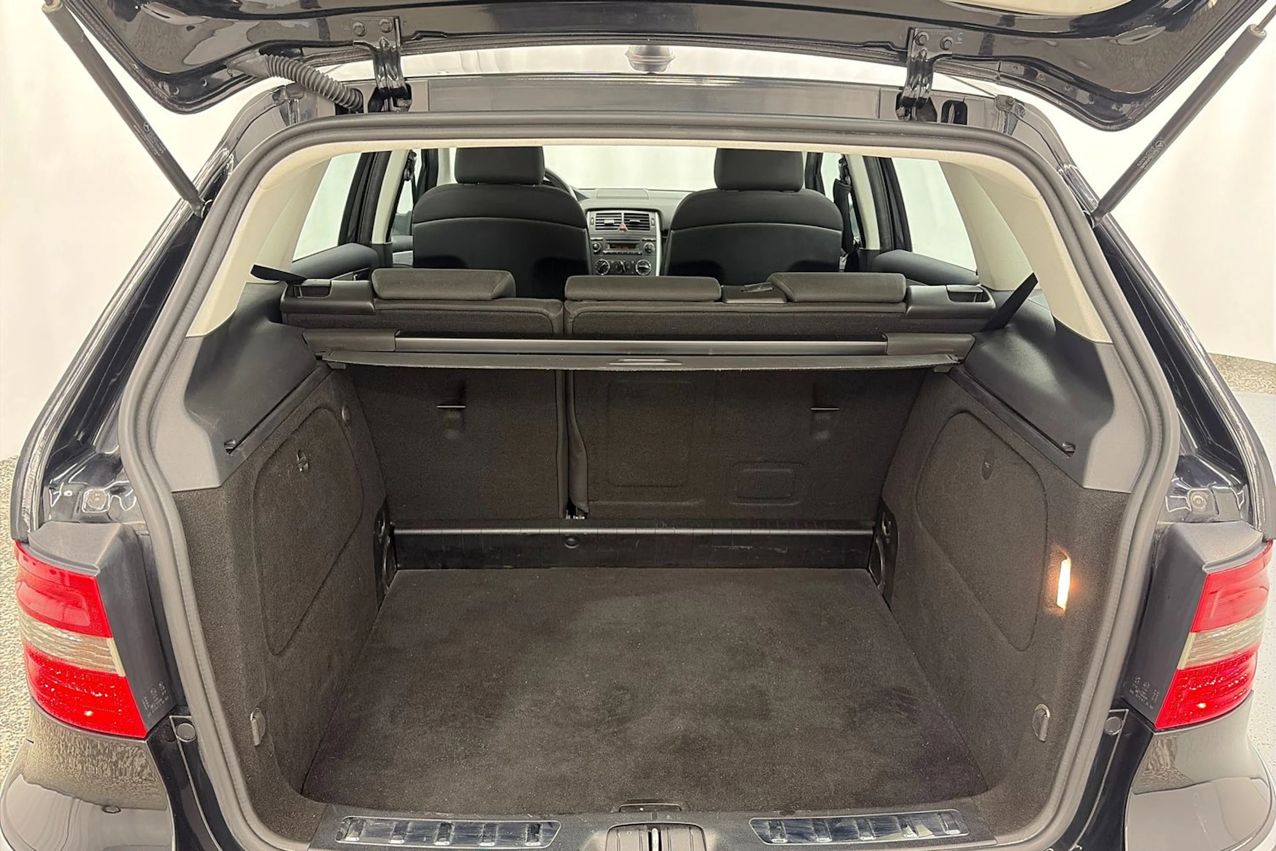 musta Mercedes-Benz B 2011 kuva 11.