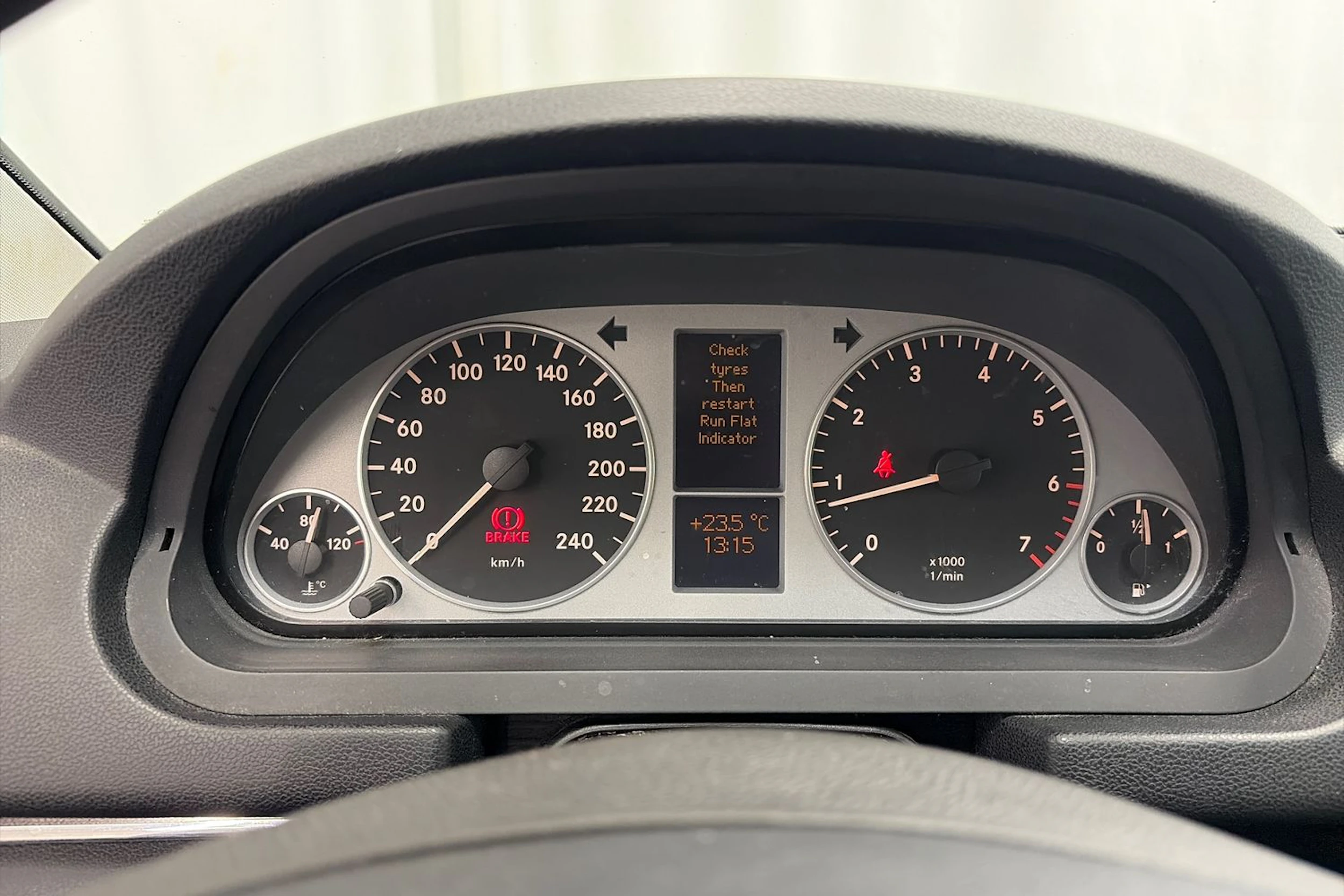 musta Mercedes-Benz B 2011 kuva 13.