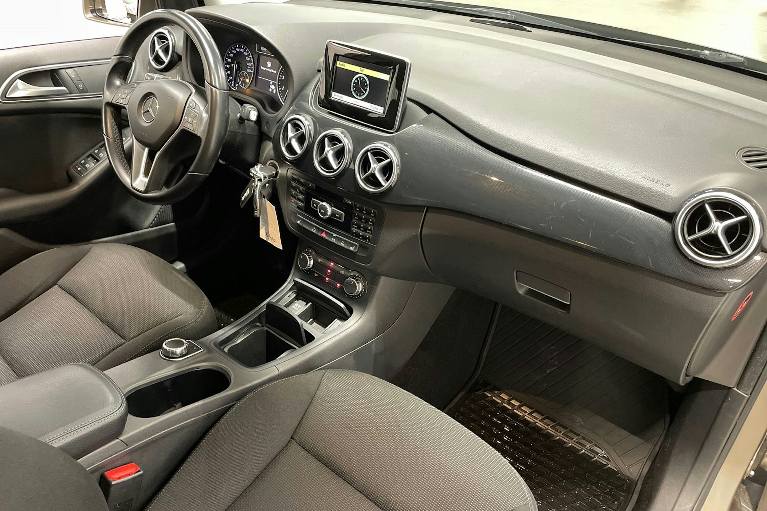 harmaa Mercedes-Benz B 2012 kuva 26.