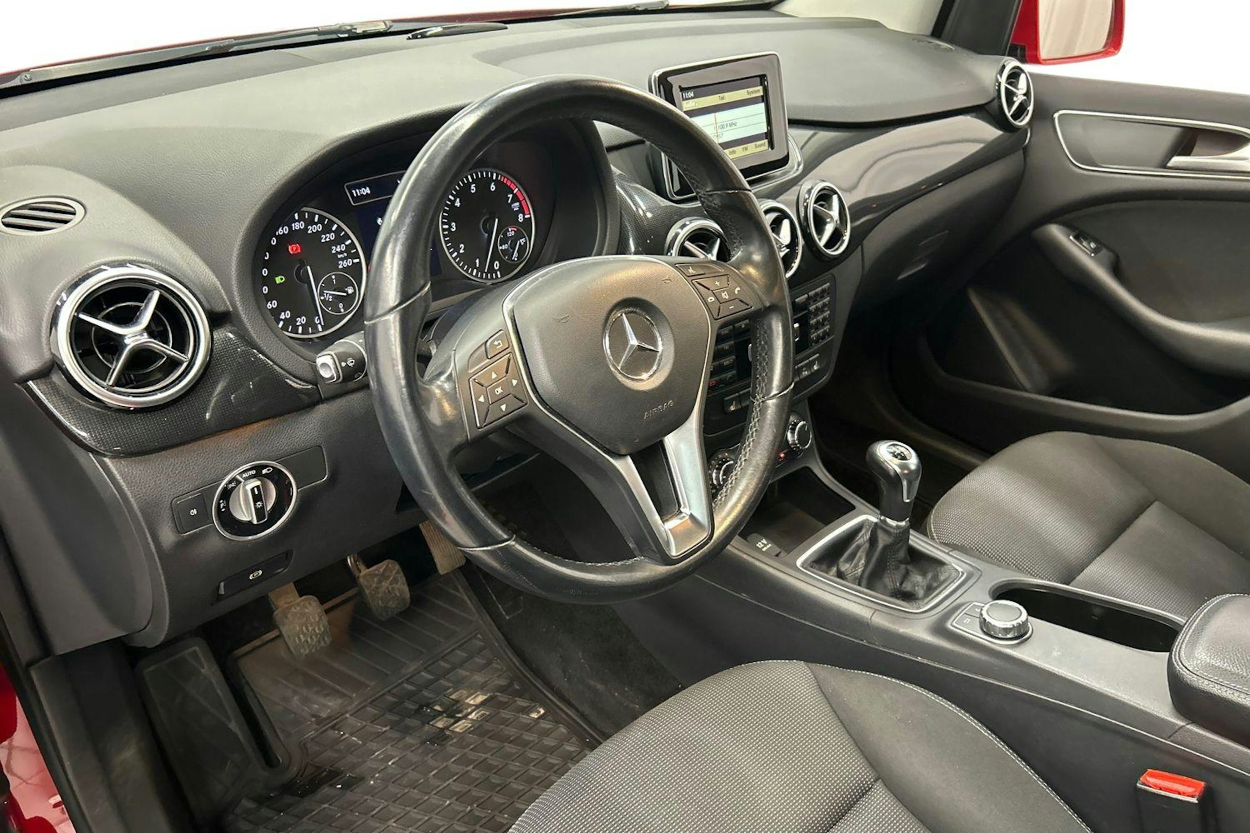 punainen Mercedes-Benz B 2012 kuva 7.