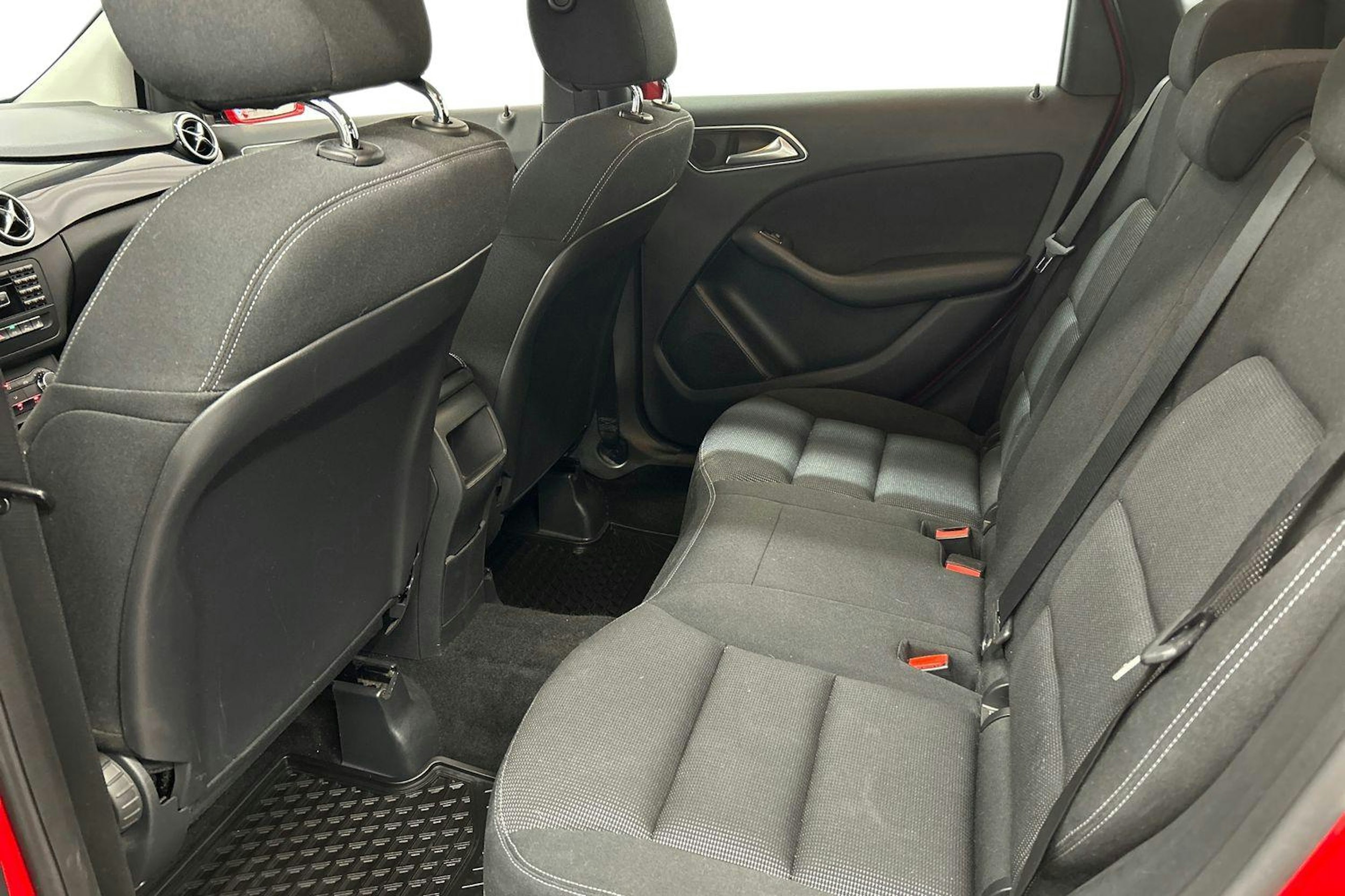 punainen Mercedes-Benz B 2012 kuva 10.