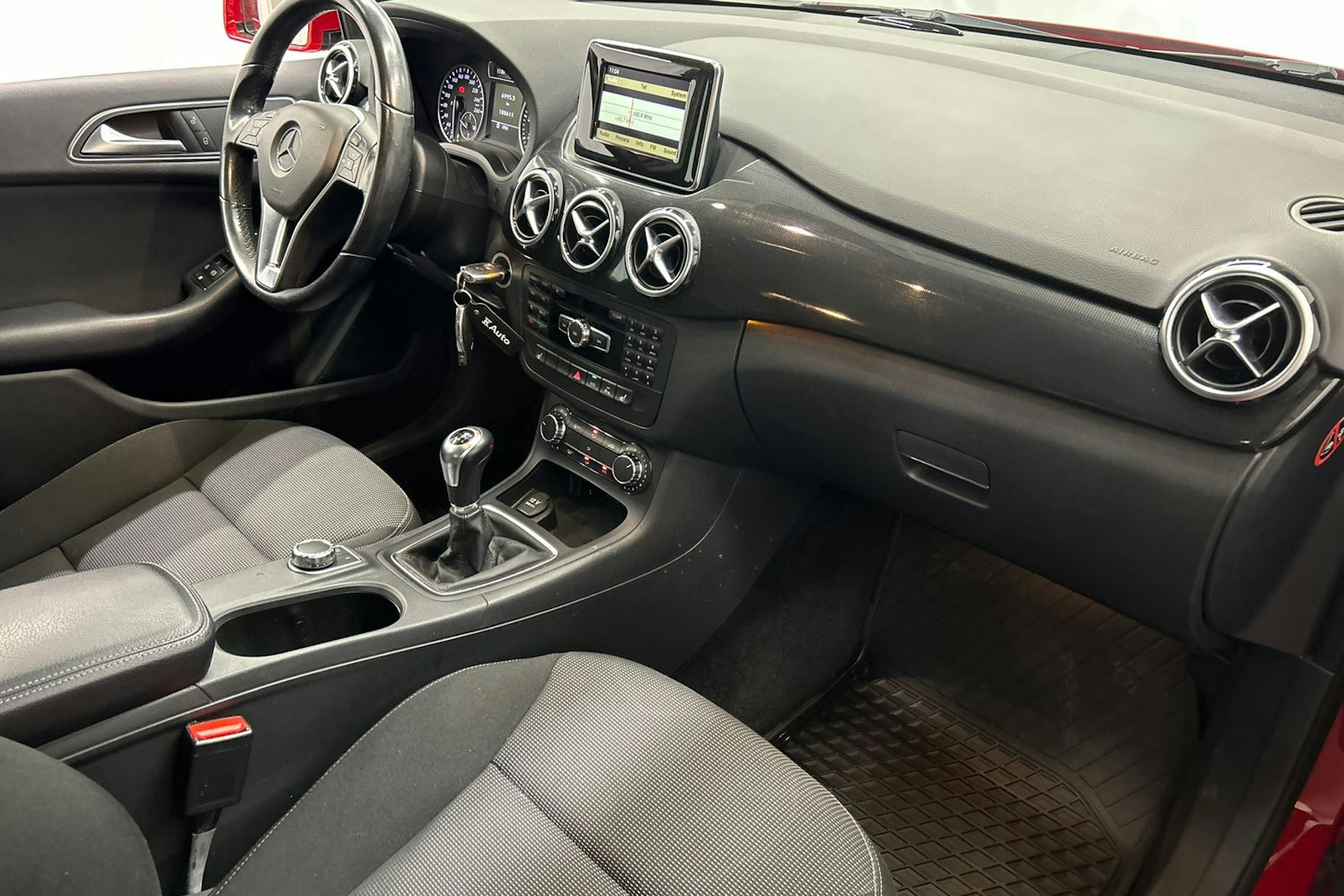 punainen Mercedes-Benz B 2012 kuva 14.