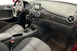 punainen Mercedes-Benz B 2012 kuva 14.