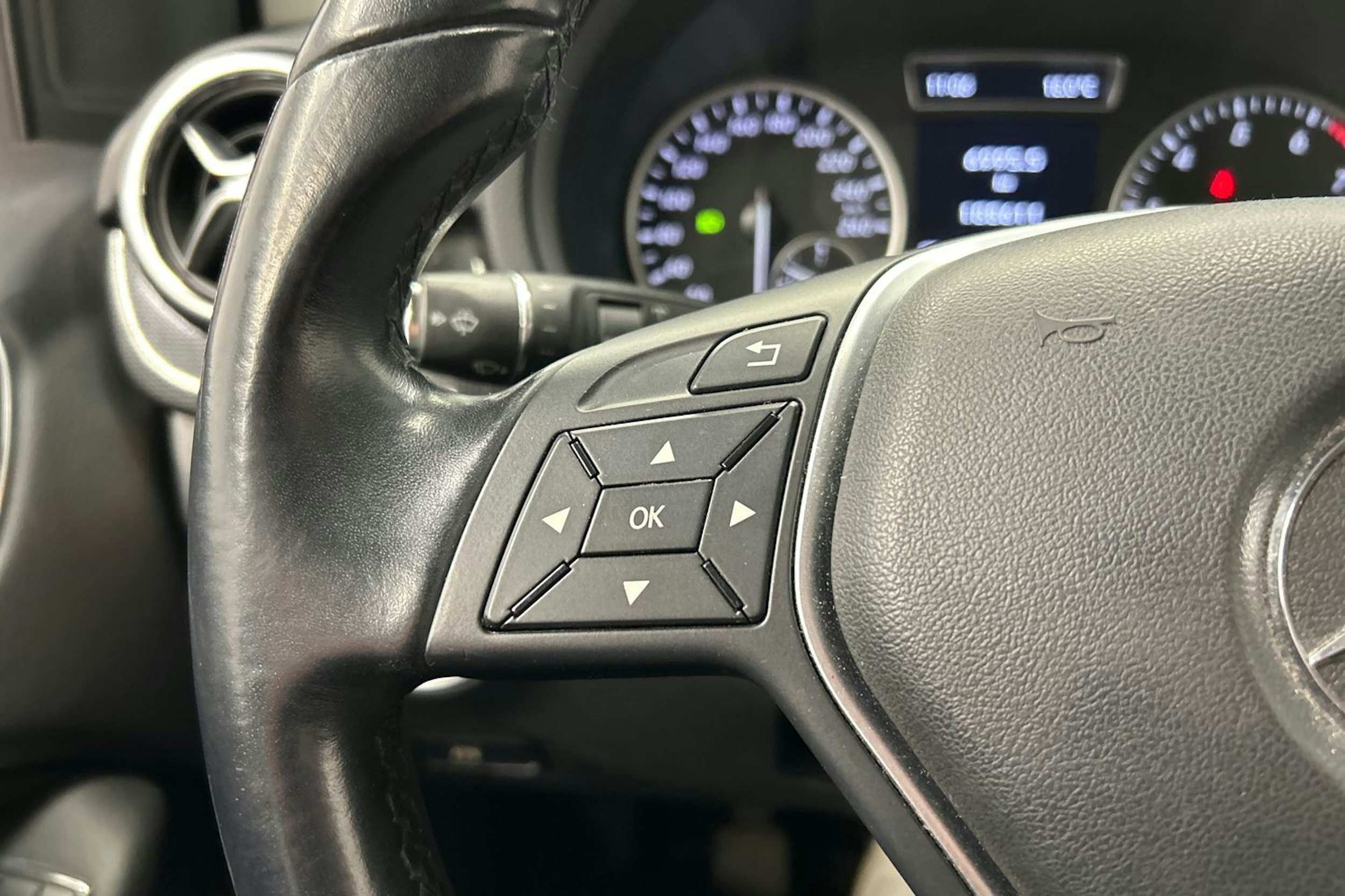 punainen Mercedes-Benz B 2012 kuva 19.