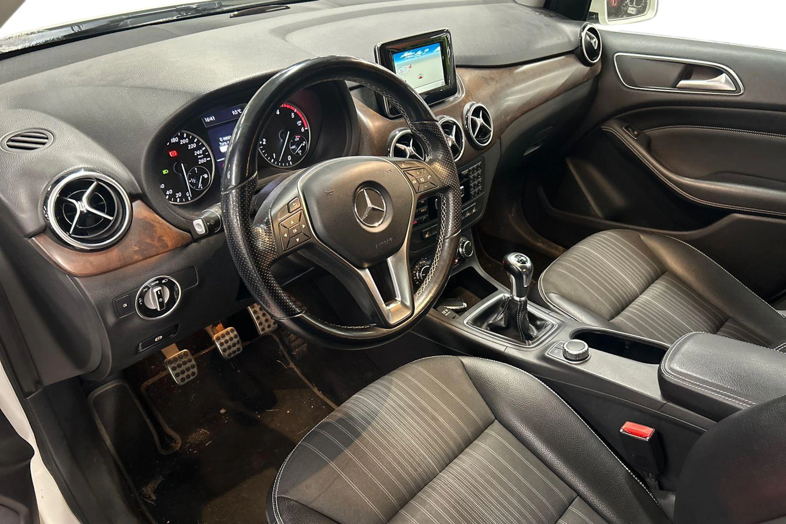 valkoinen Mercedes-Benz B 2012 kuva 3.