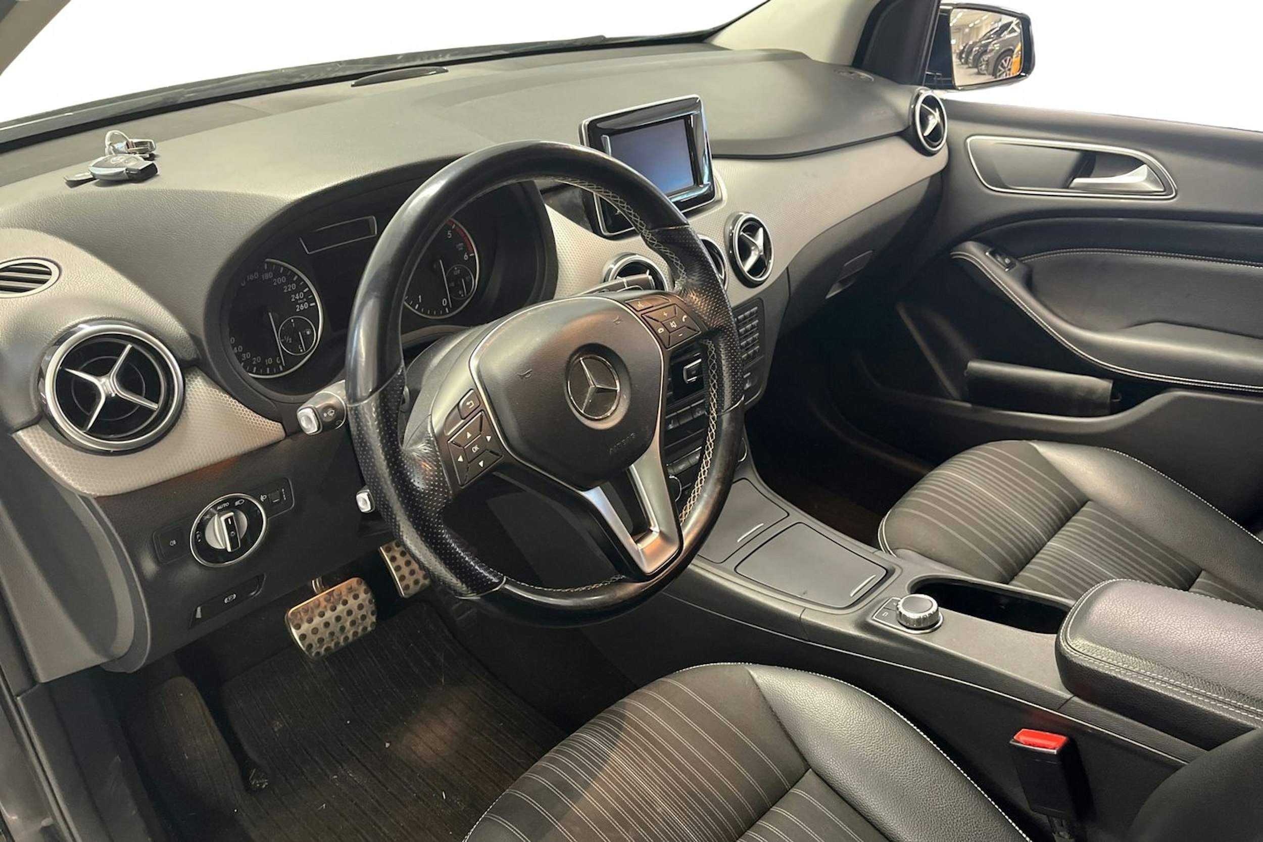 Musta Mercedes-Benz B 2013 kuva 3.