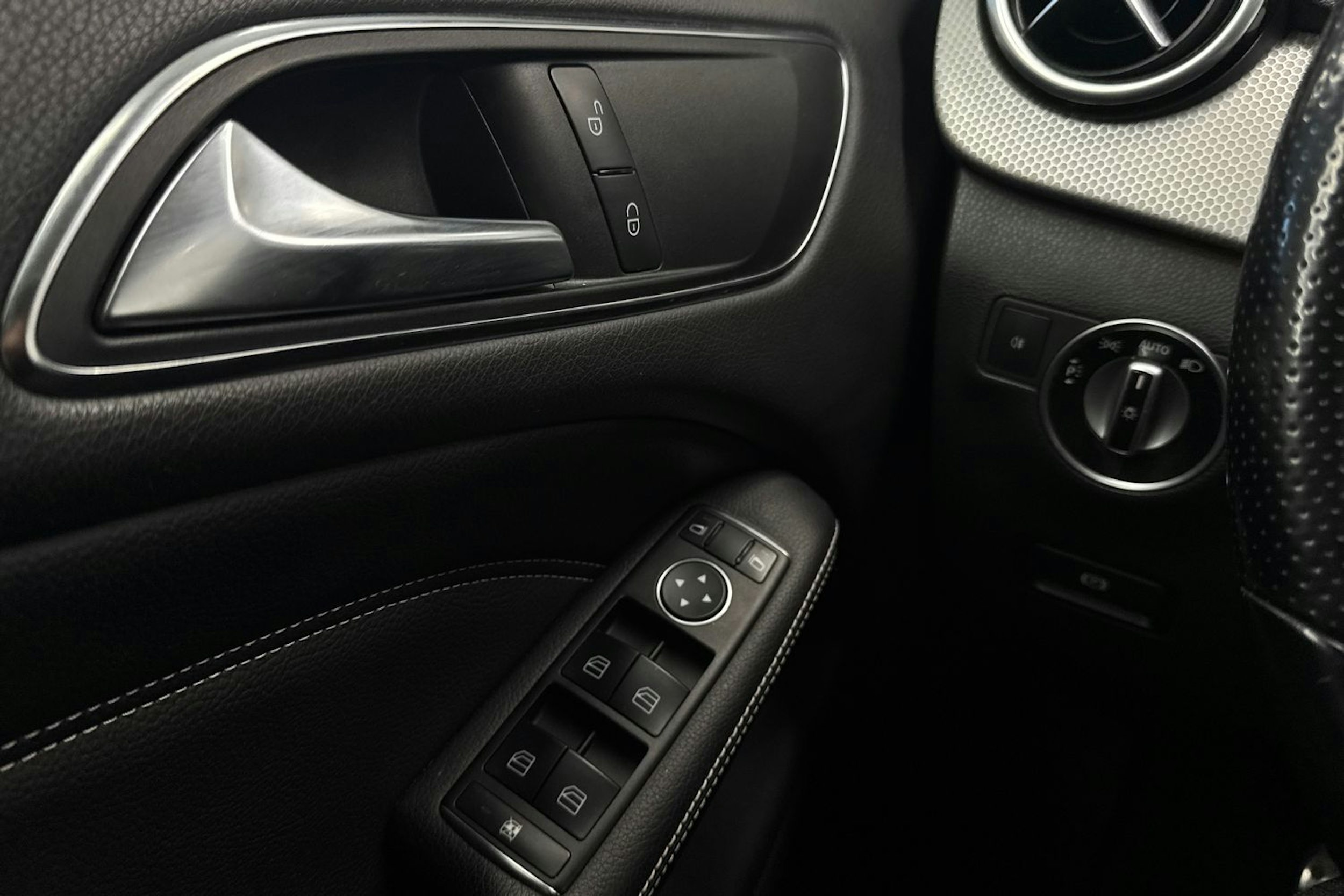 Musta Mercedes-Benz B 2013 kuva 18.