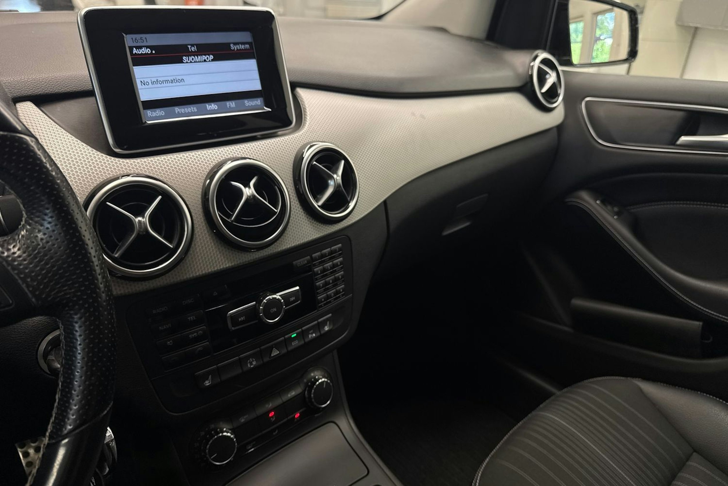 Musta Mercedes-Benz B 2013 kuva 19.