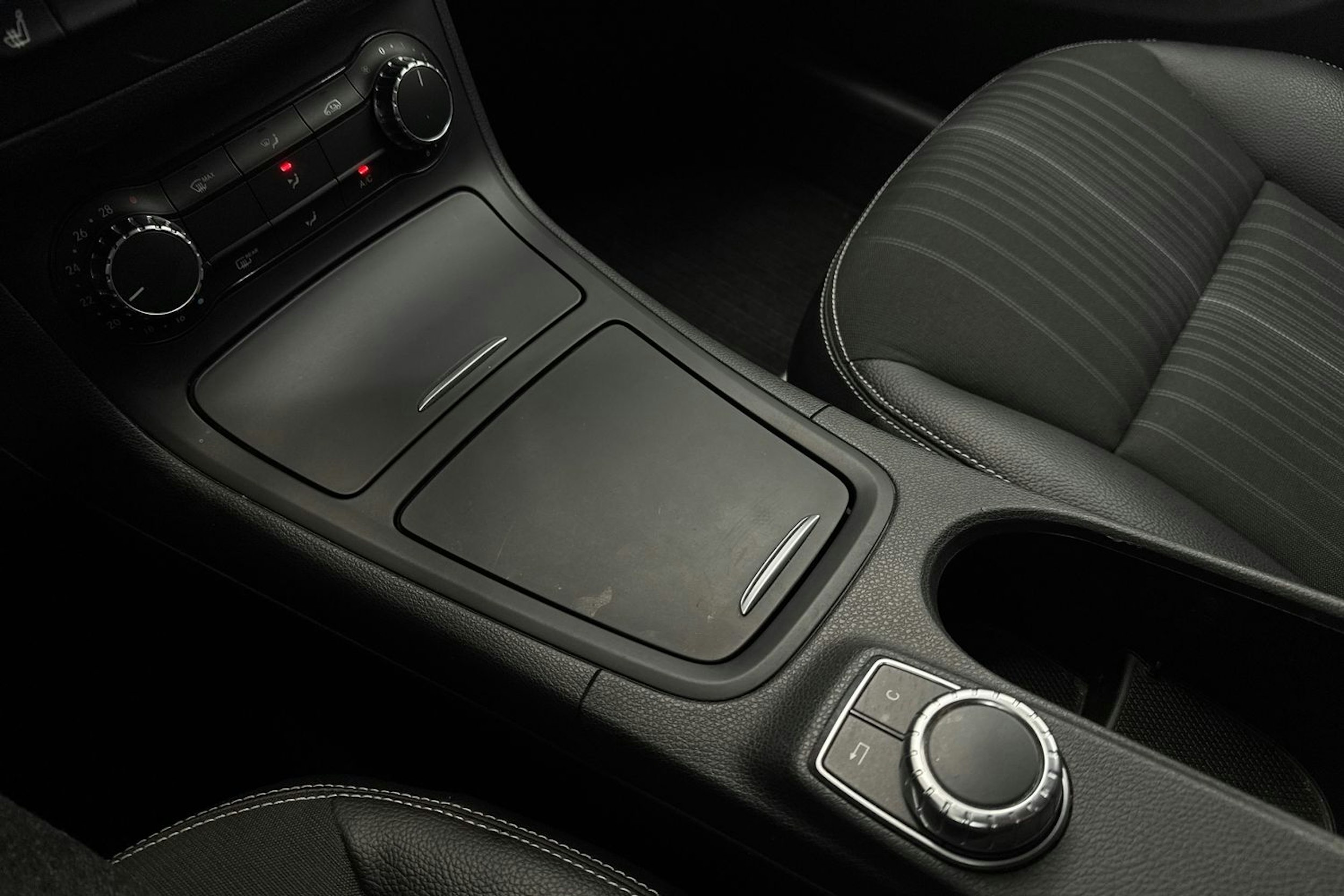 Musta Mercedes-Benz B 2013 kuva 25.