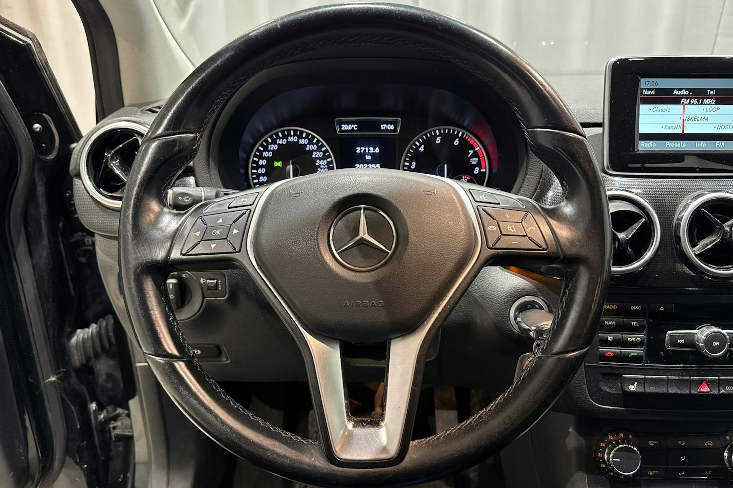 musta Mercedes-Benz B 2013 kuva 17.
