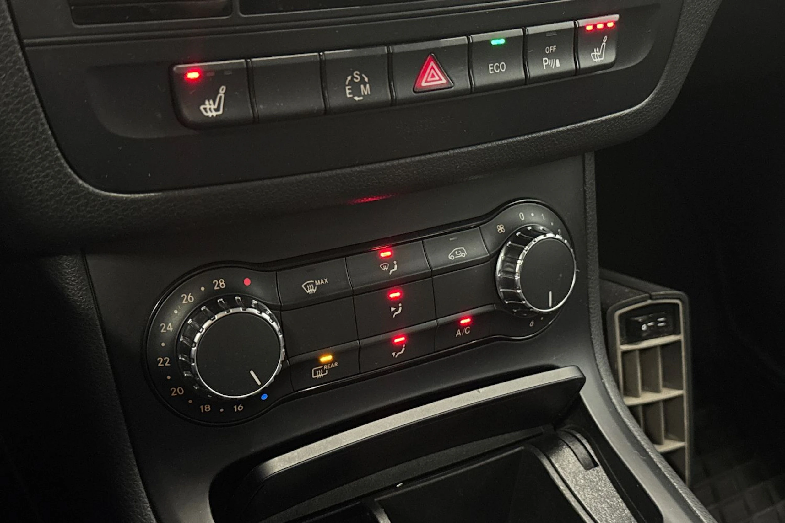 valkoinen Mercedes-Benz B 2014 kuva 29.