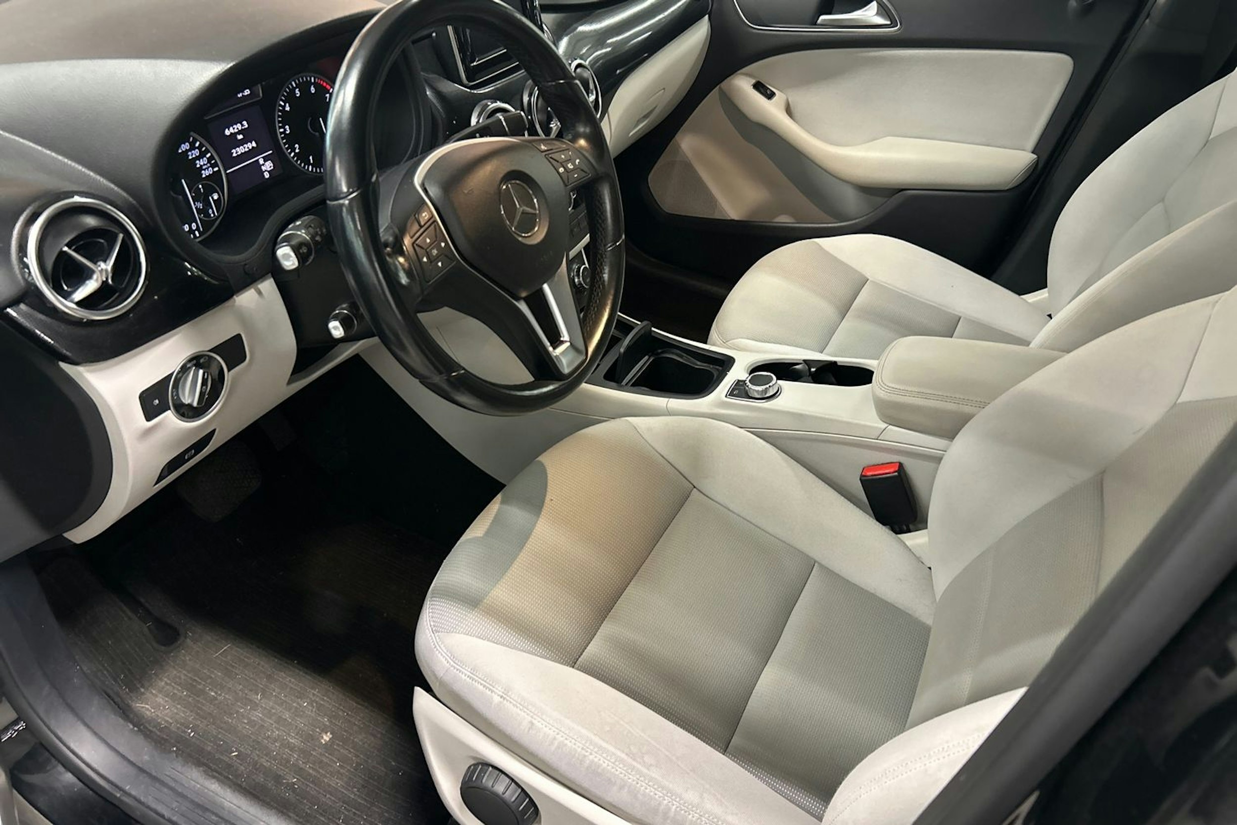 musta Mercedes-Benz B 2014 kuva 3.