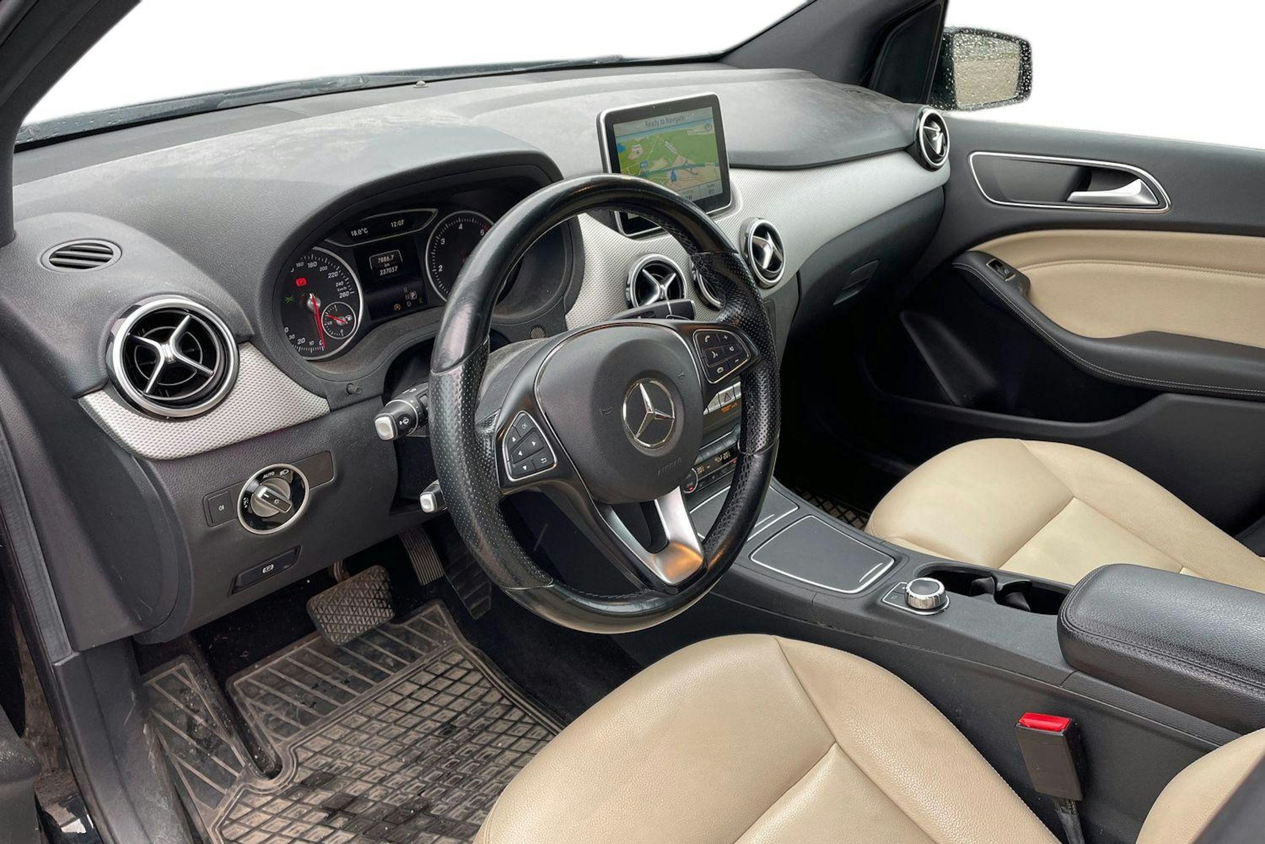 musta Mercedes-Benz B 2014 kuva 3.