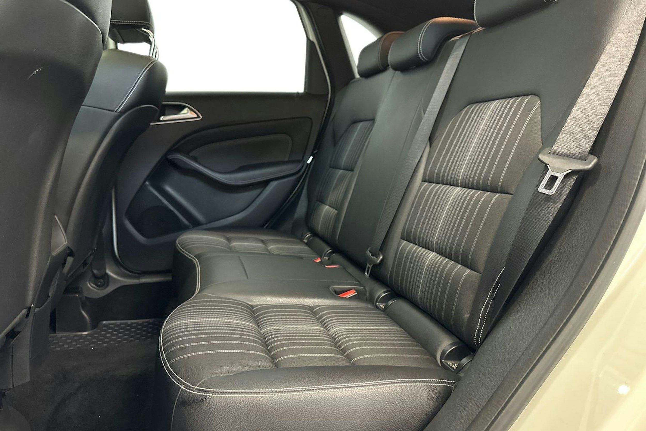 valkoinen Mercedes-Benz B 2015 kuva 10.