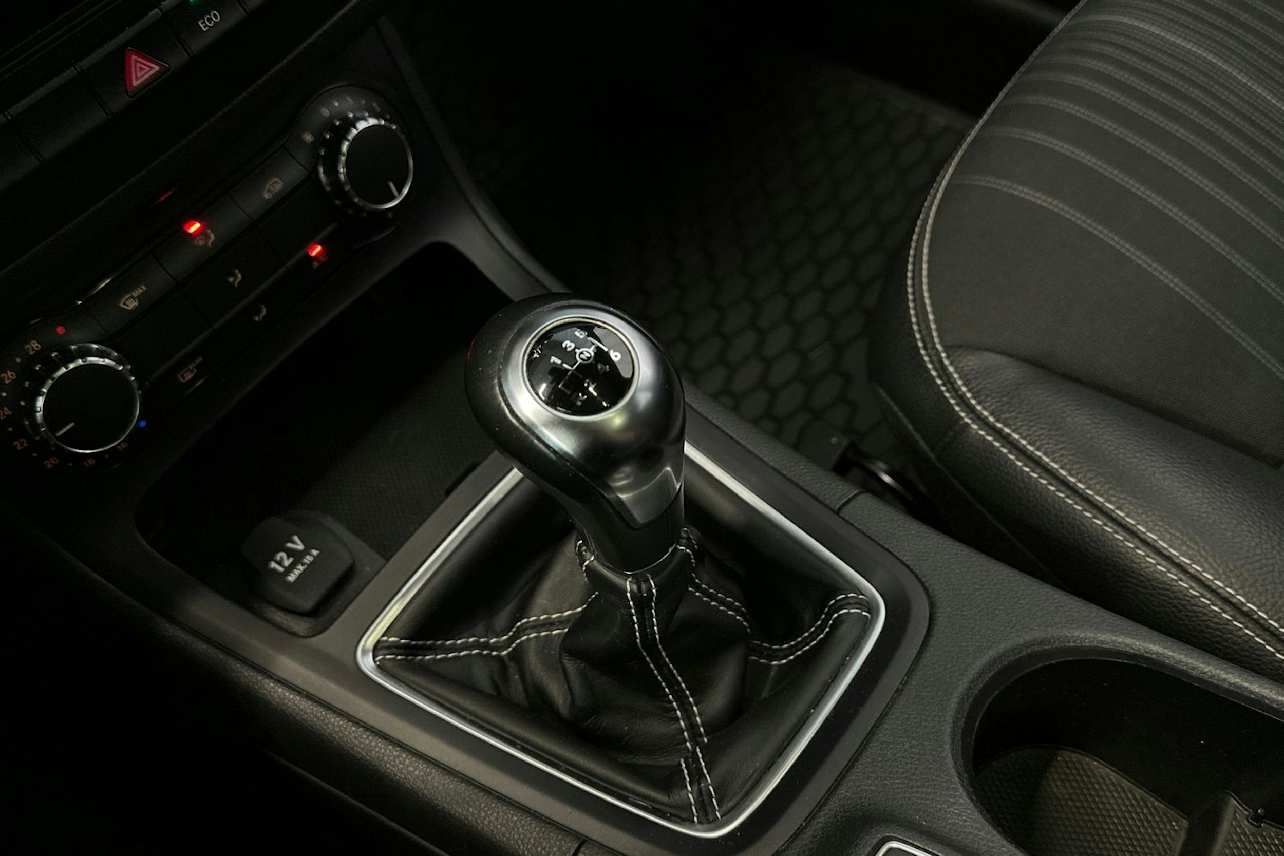 valkoinen Mercedes-Benz B 2015 kuva 23.