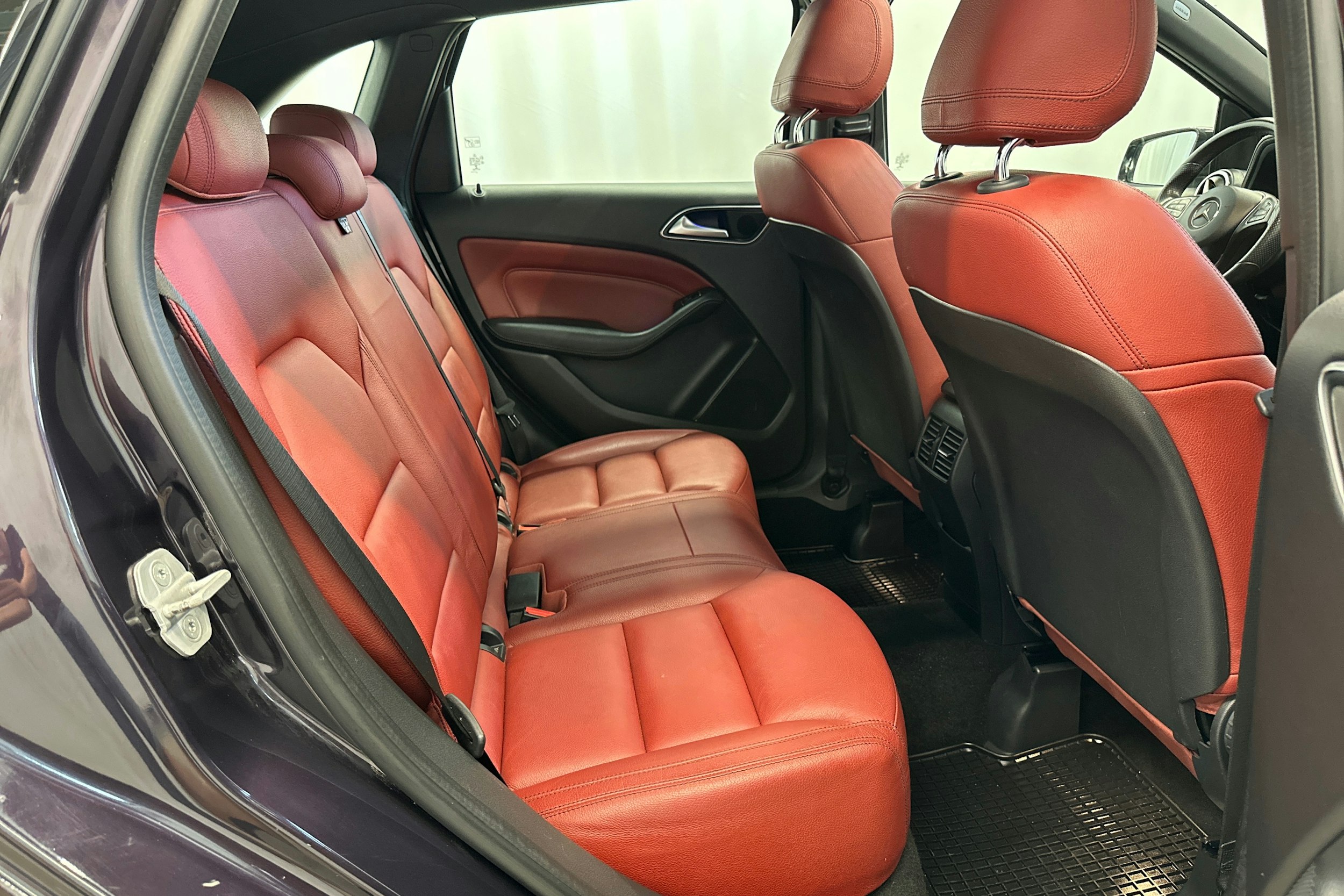 met. violetti Mercedes-Benz B 2016 kuva 15.