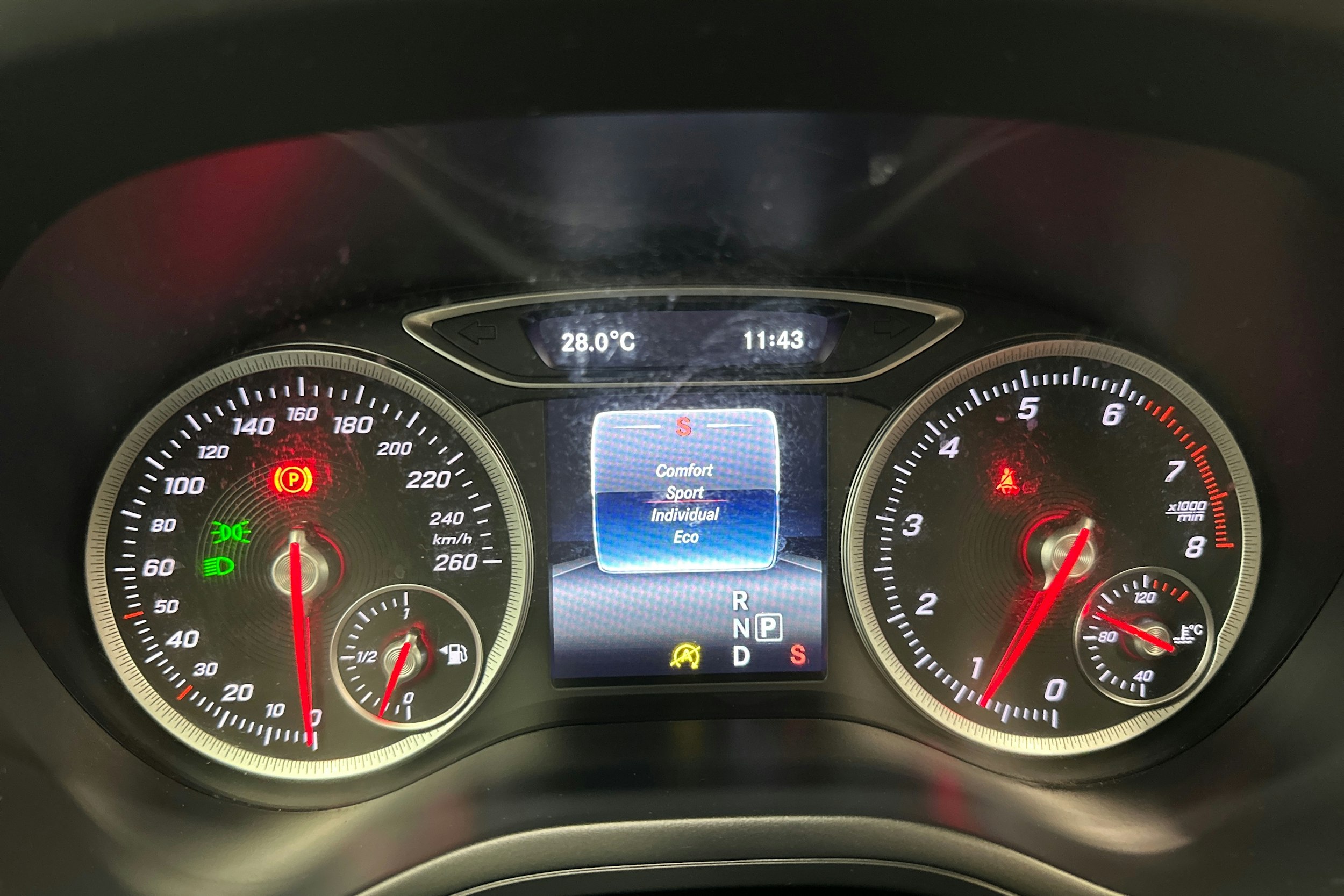 met. violetti Mercedes-Benz B 2016 kuva 26.