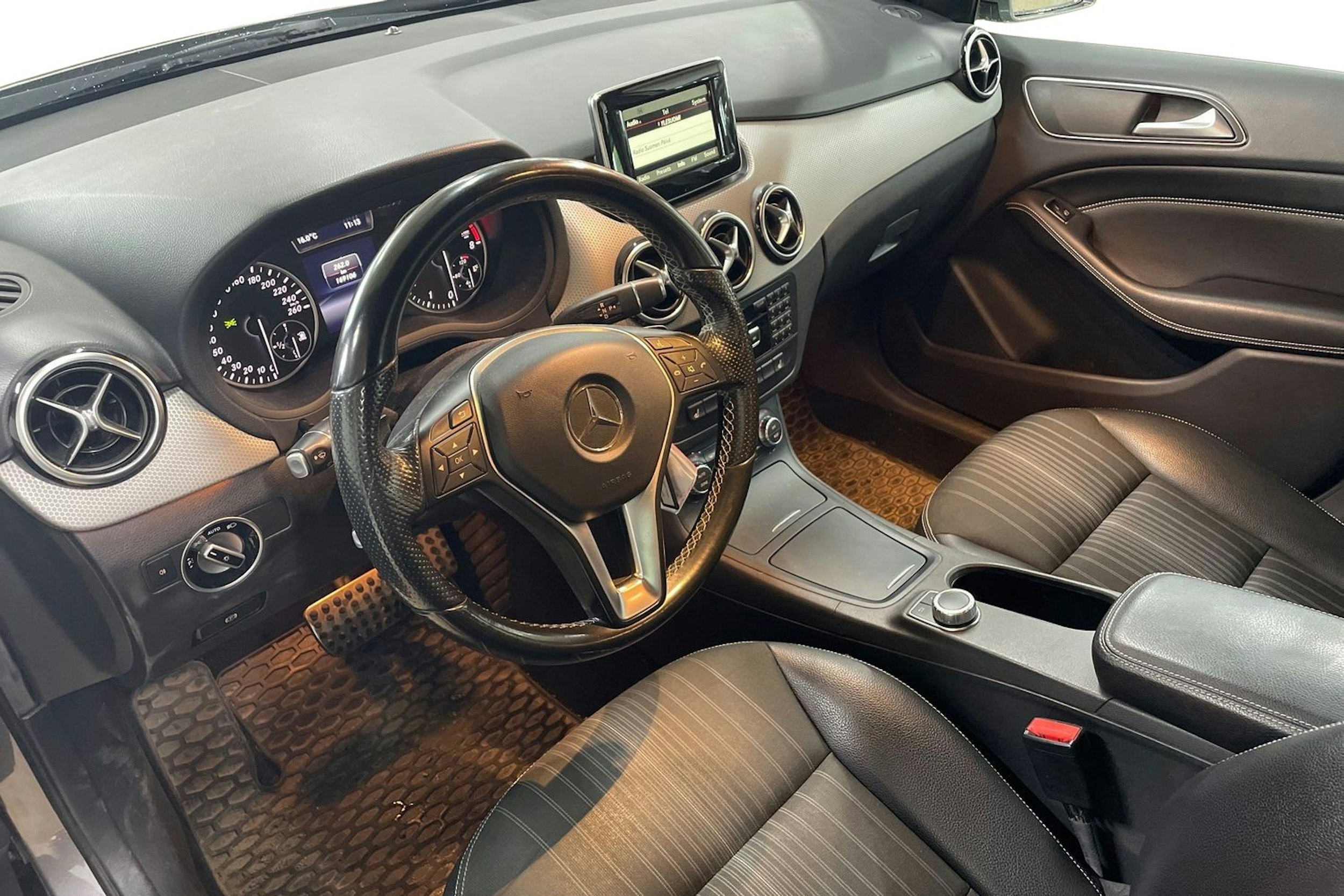 Harmaa Mercedes-Benz B 2016 kuva 3.