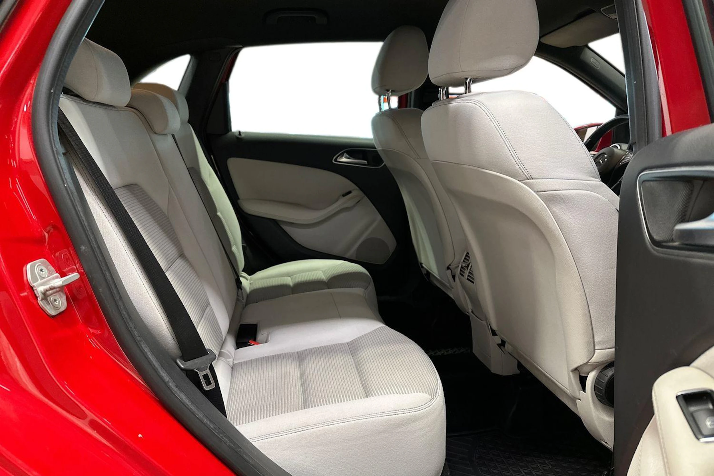 punainen Mercedes-Benz B 2016 kuva 8.
