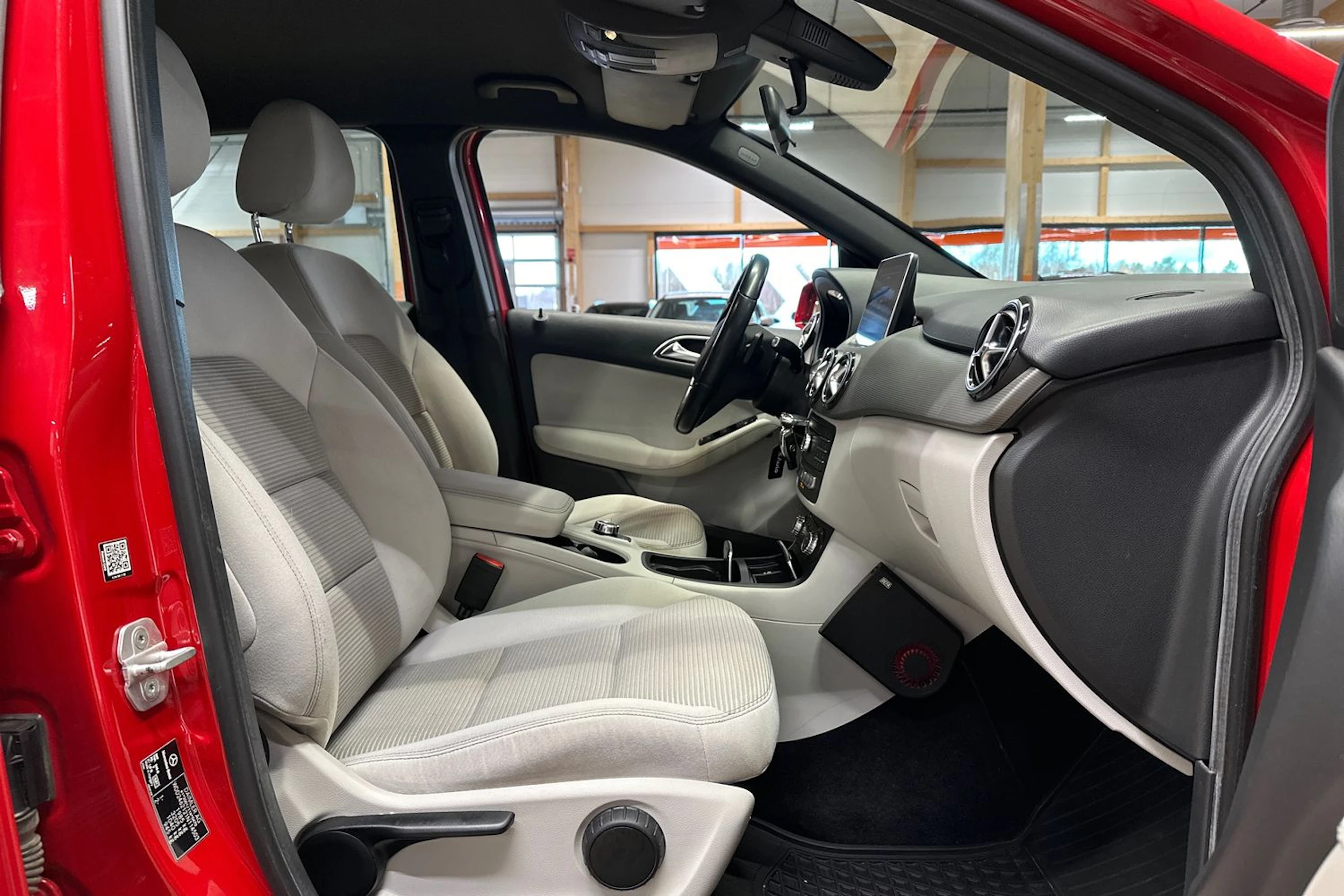 punainen Mercedes-Benz B 2016 kuva 11.