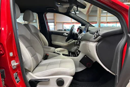 punainen Mercedes-Benz B 2016 kuva 11.