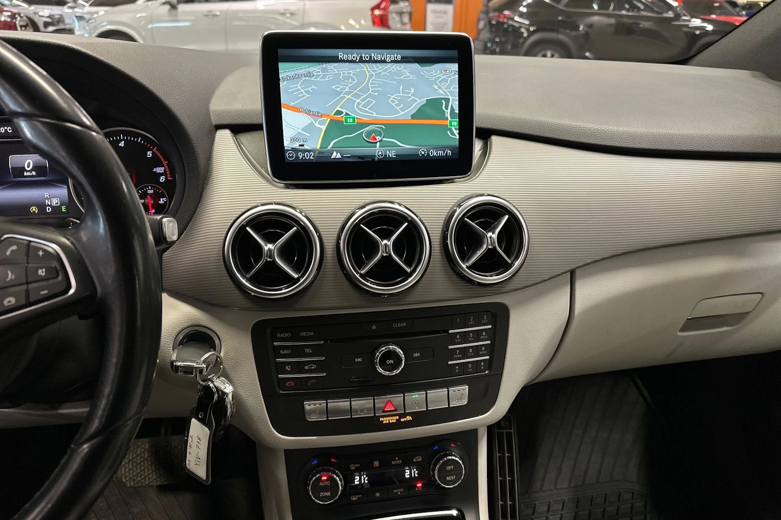 punainen Mercedes-Benz B 2016 kuva 16.