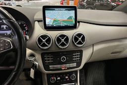 punainen Mercedes-Benz B 2016 kuva 16.