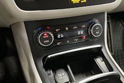 punainen Mercedes-Benz B 2016 kuva 17.