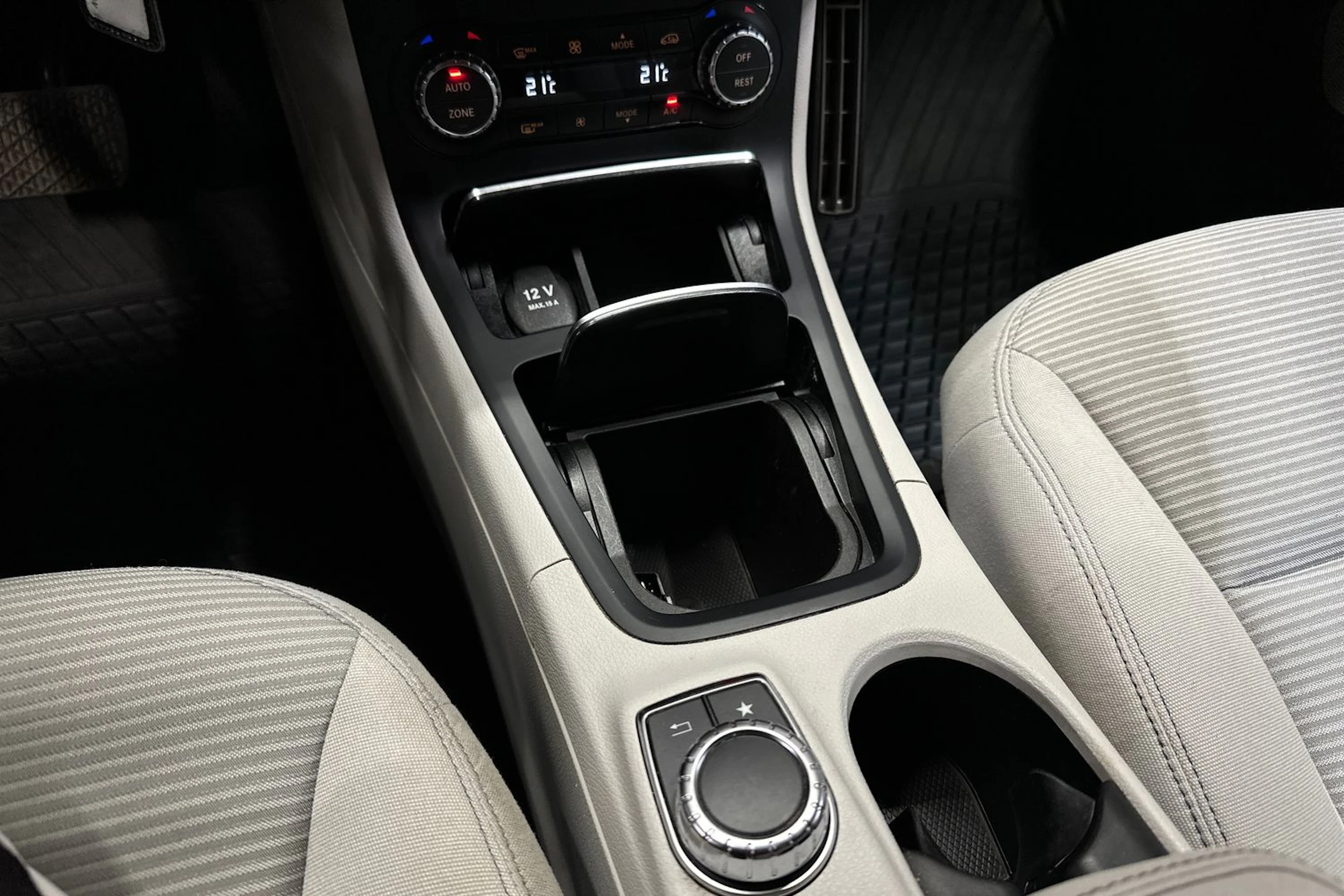 punainen Mercedes-Benz B 2016 kuva 18.