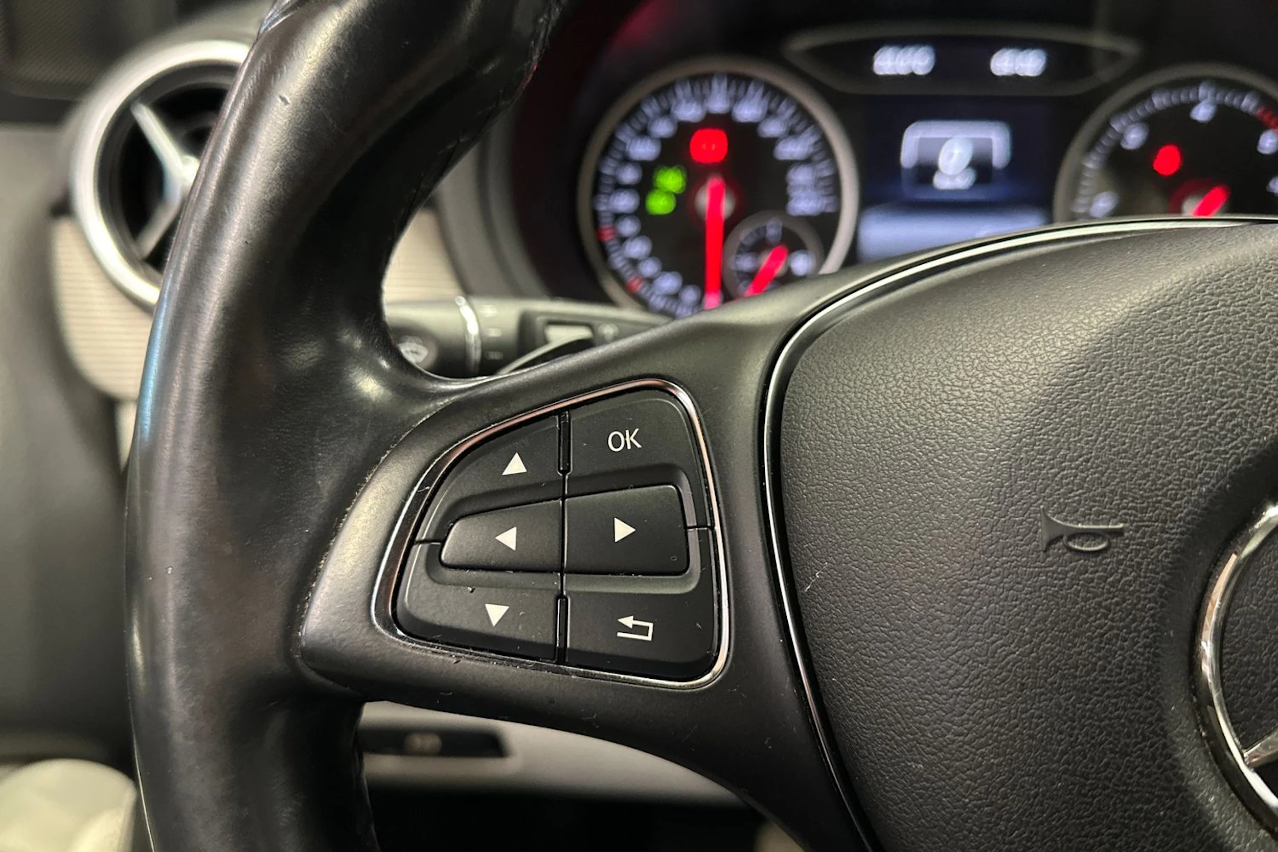 punainen Mercedes-Benz B 2016 kuva 21.