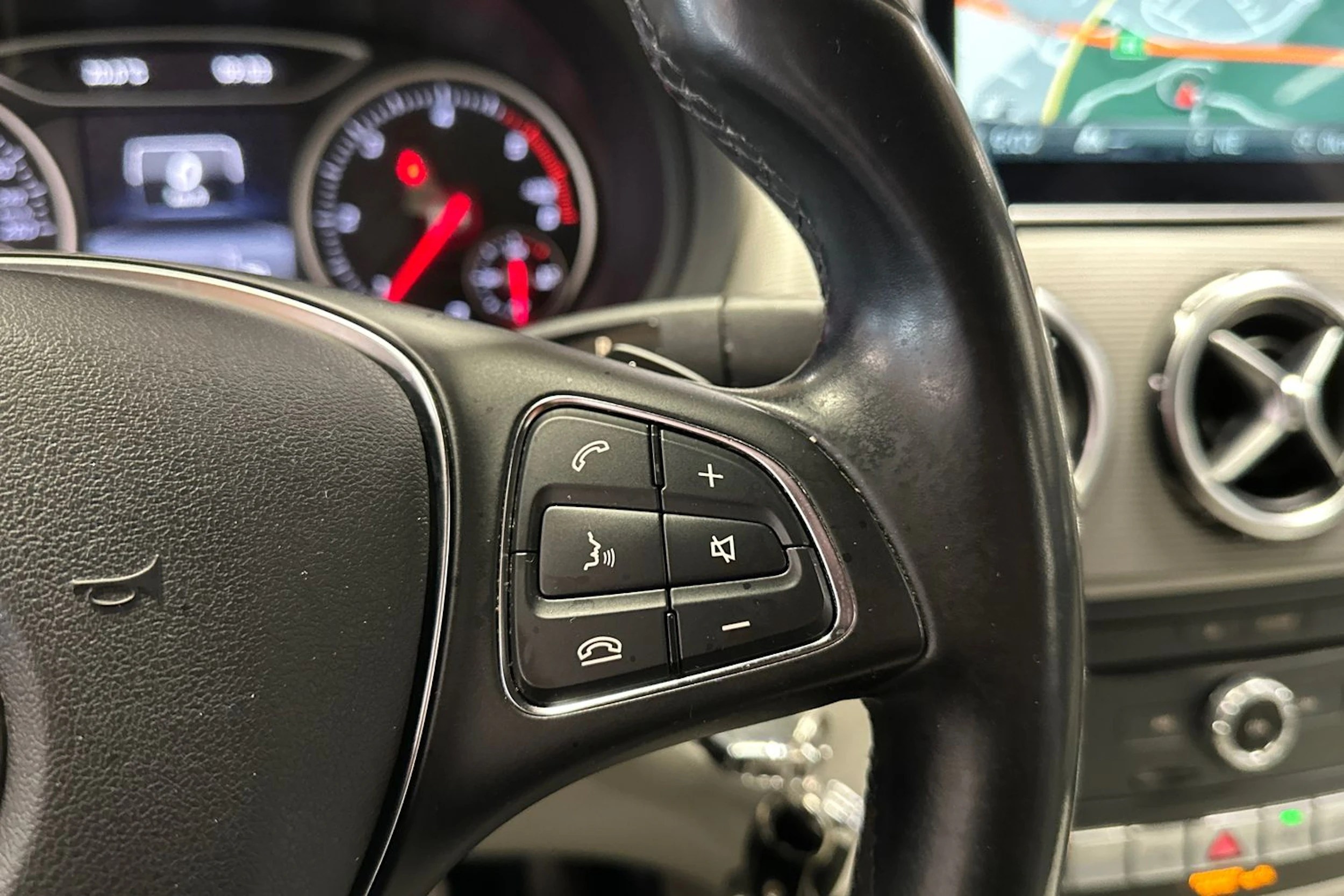 punainen Mercedes-Benz B 2016 kuva 22.