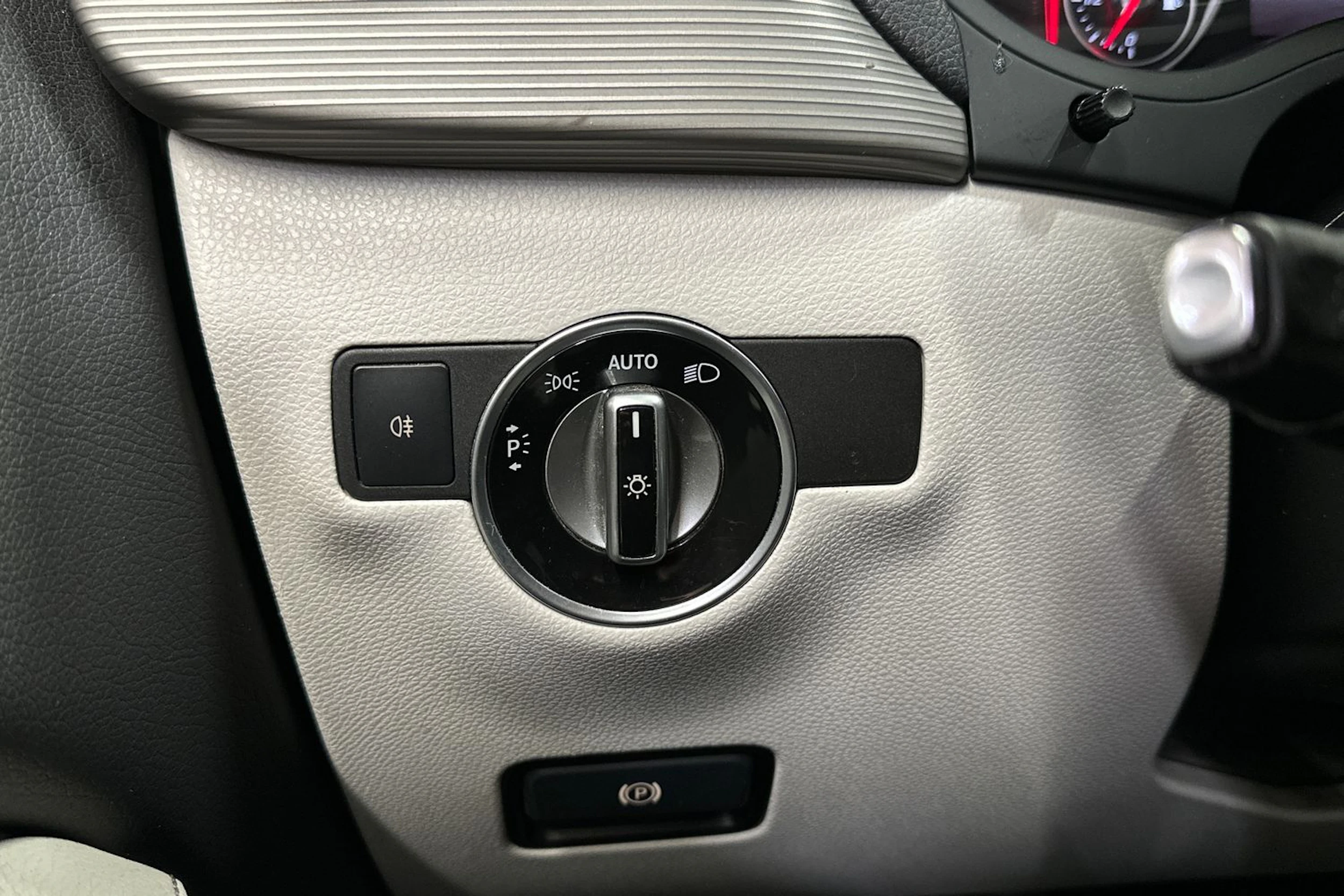 punainen Mercedes-Benz B 2016 kuva 23.
