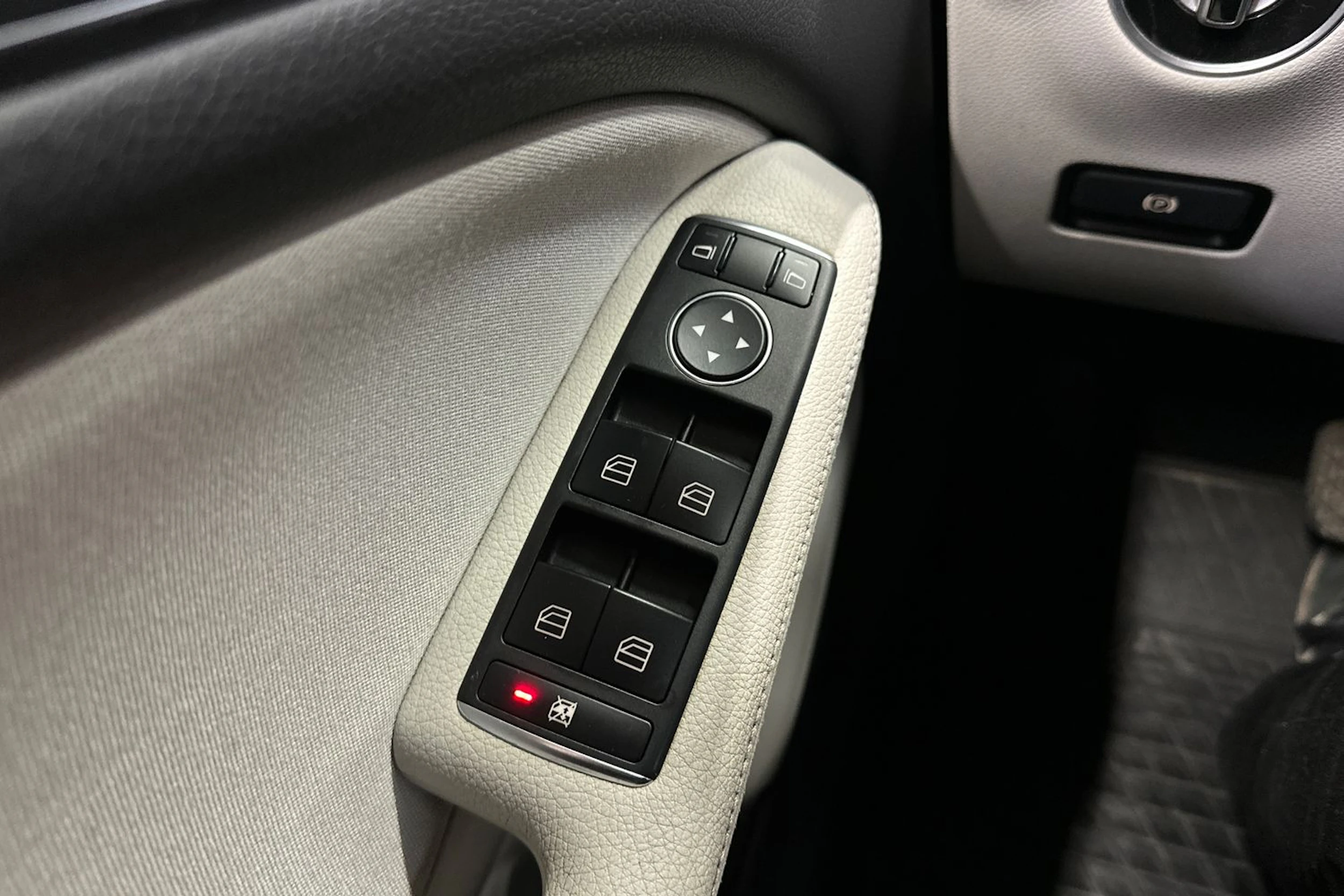 punainen Mercedes-Benz B 2016 kuva 24.