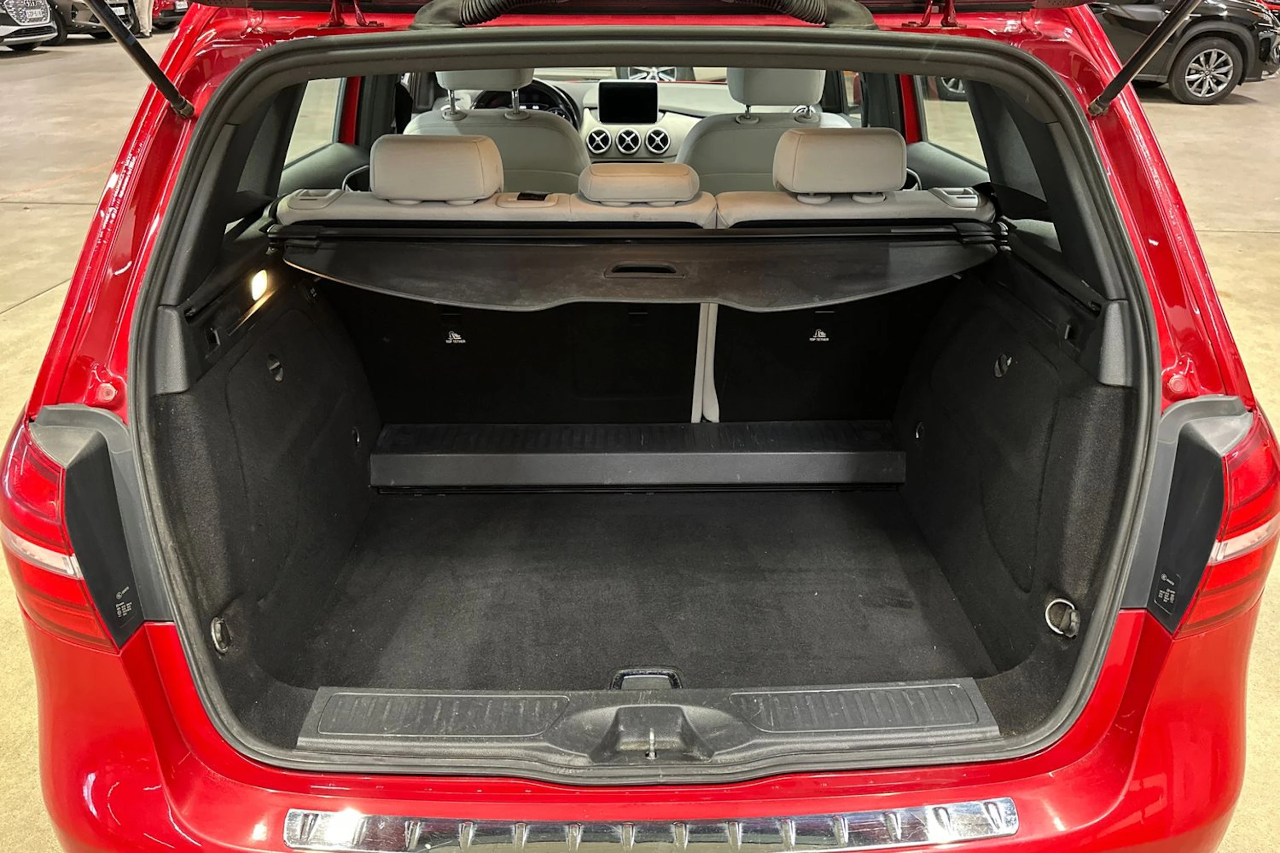 punainen Mercedes-Benz B 2016 kuva 25.