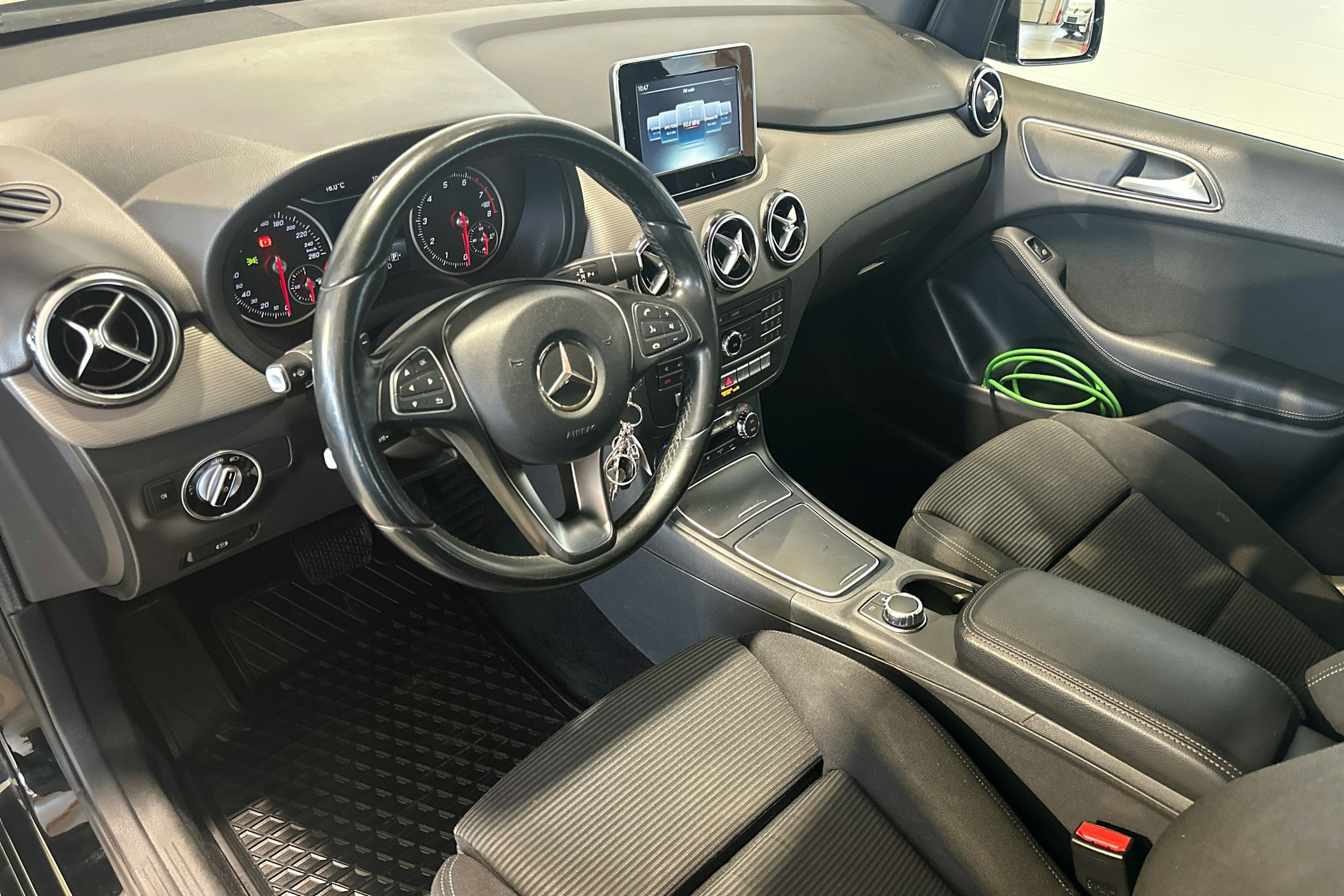 Musta Mercedes-Benz B 2016 kuva 6.