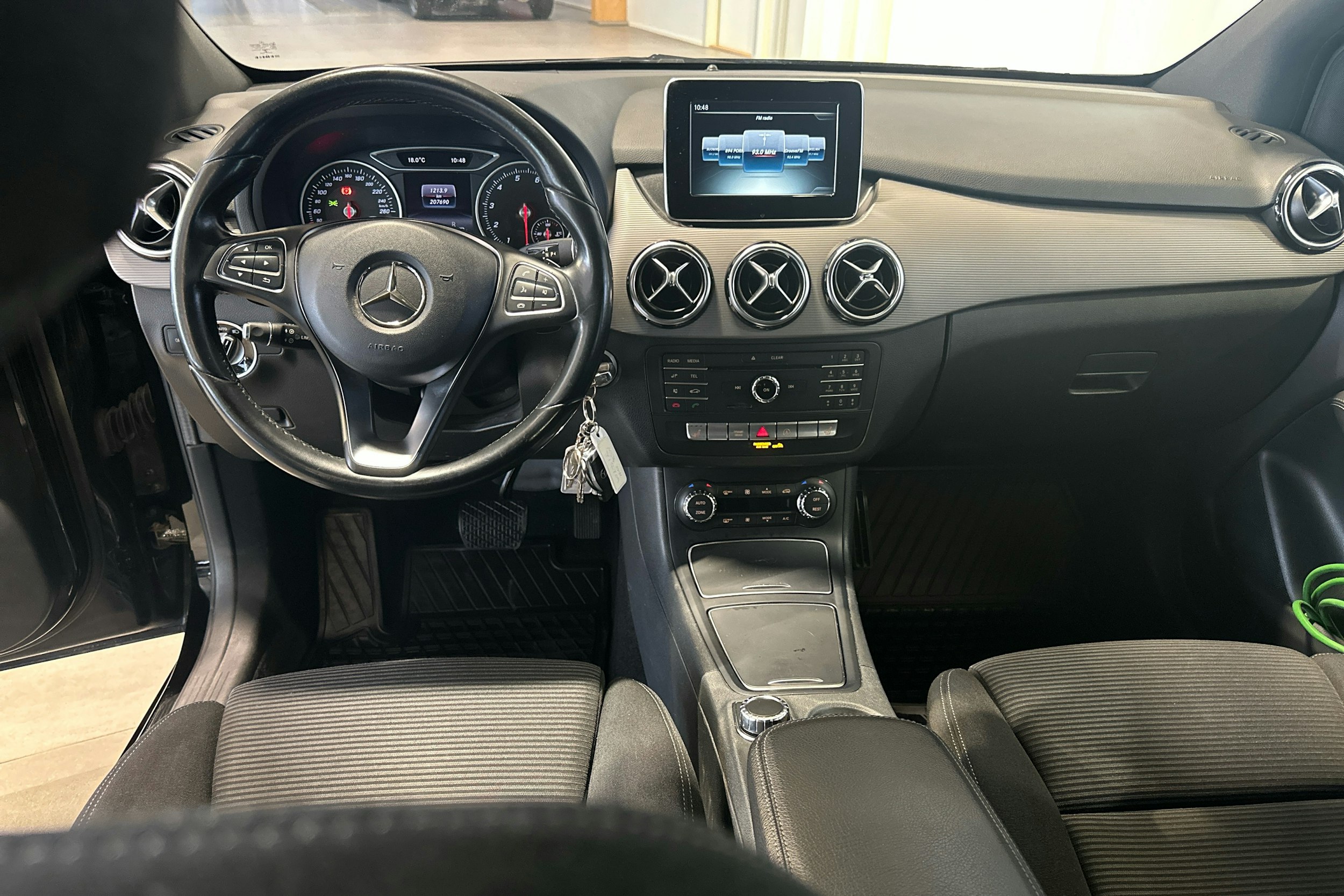 Musta Mercedes-Benz B 2016 kuva 7.