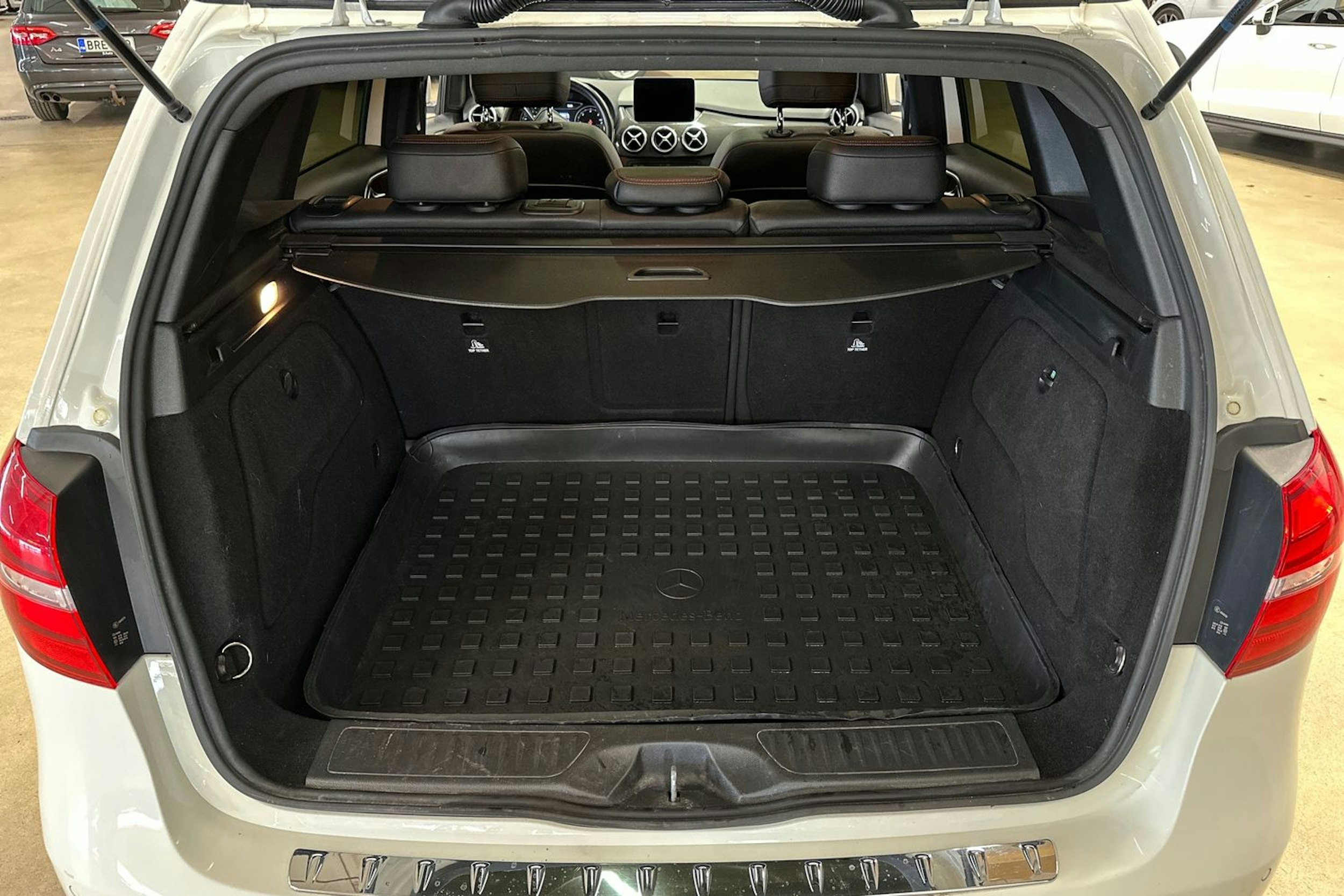 valkoinen Mercedes-Benz B 2017 kuva 32.