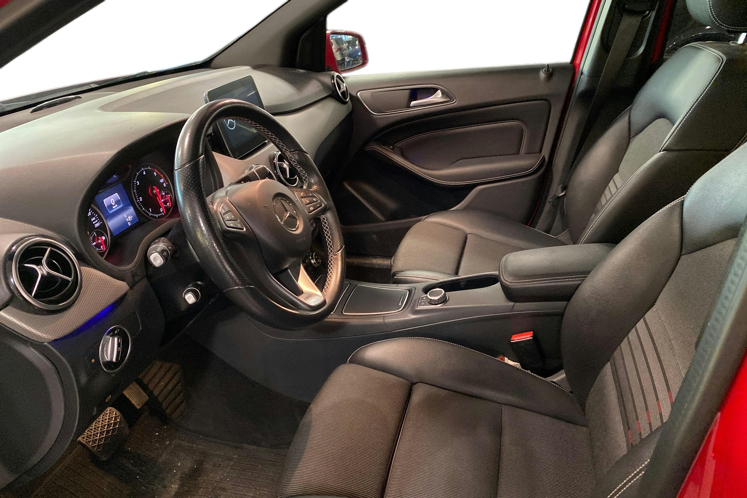 punainen Mercedes-Benz B 2018 kuva 3.