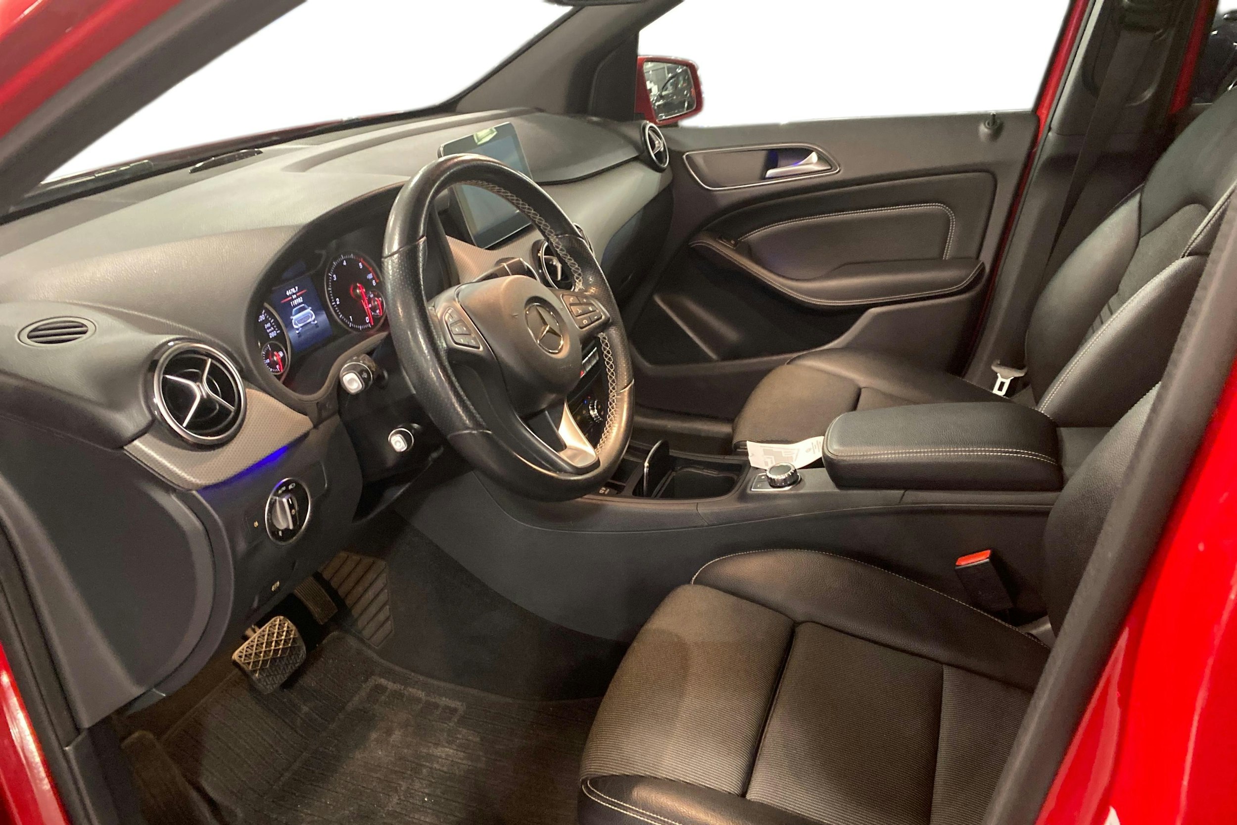 punainen Mercedes-Benz B 2018 kuva 7.