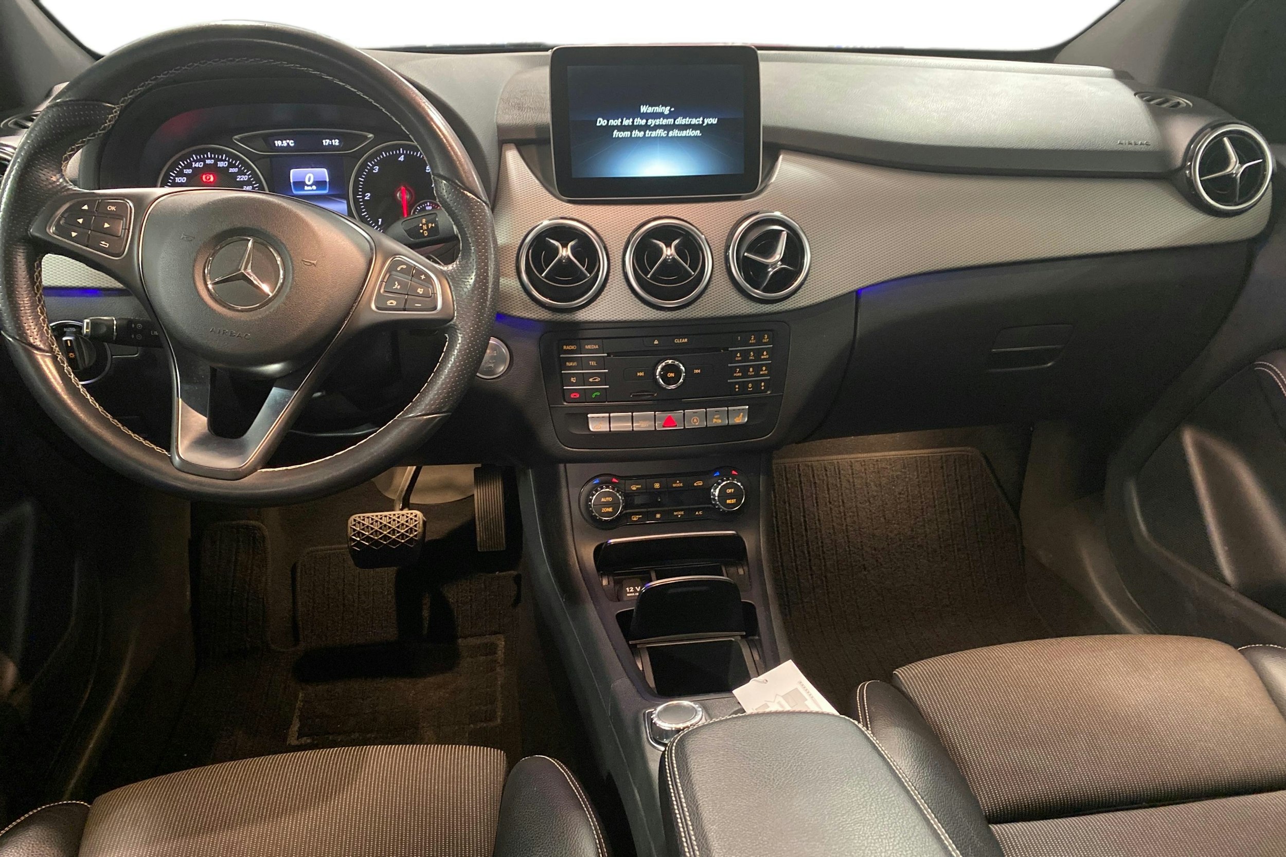 punainen Mercedes-Benz B 2018 kuva 9.