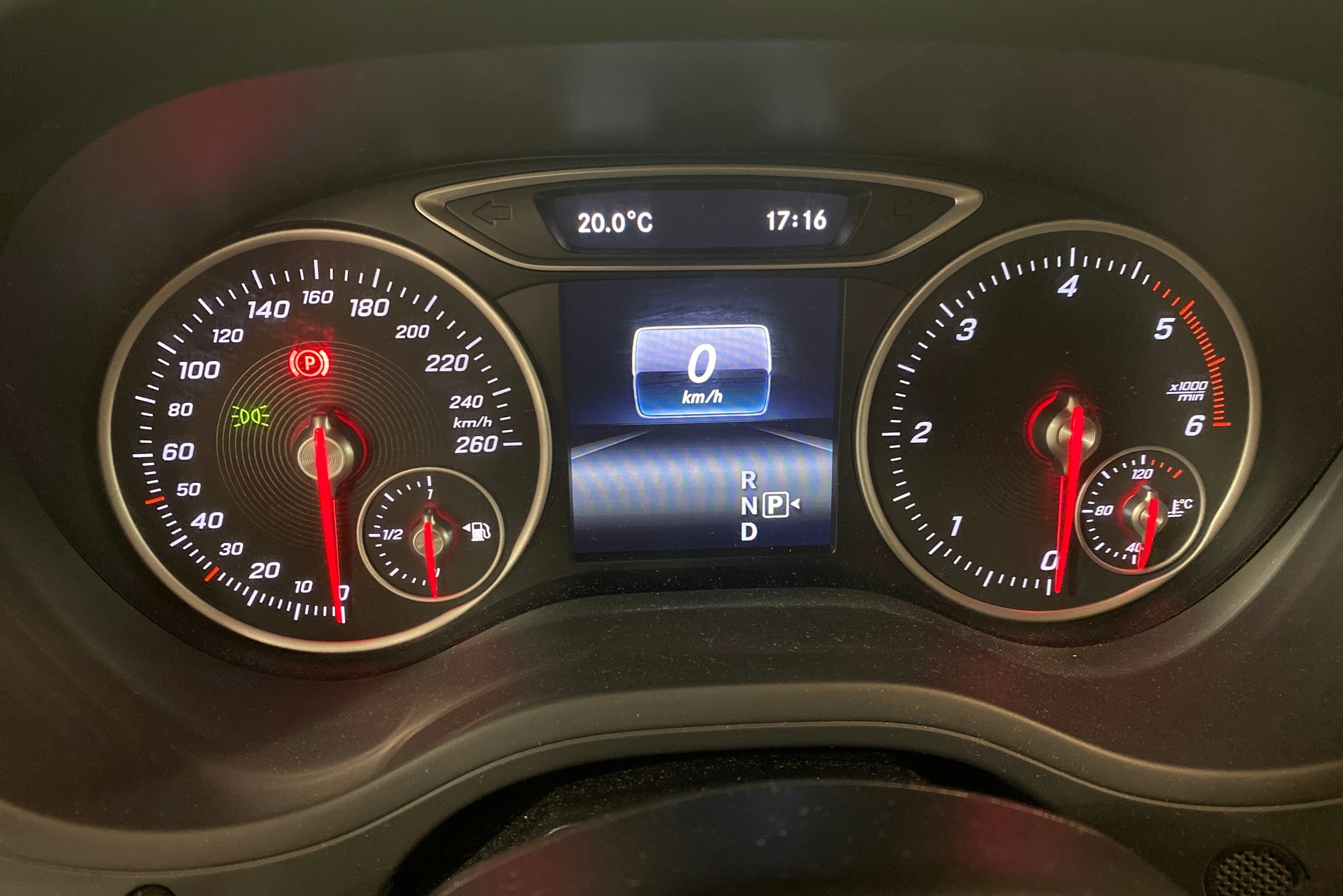 punainen Mercedes-Benz B 2018 kuva 17.