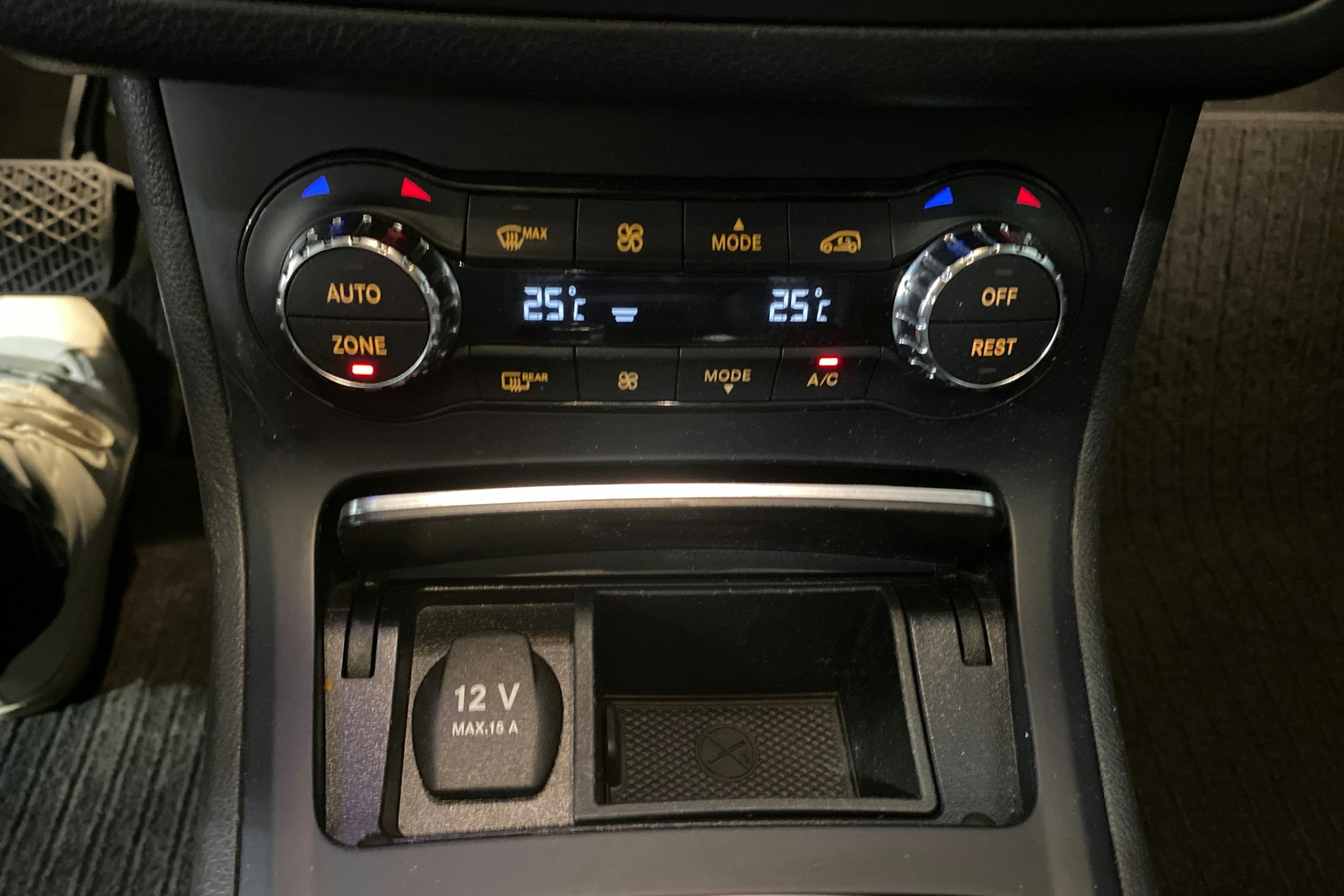 punainen Mercedes-Benz B 2018 kuva 21.