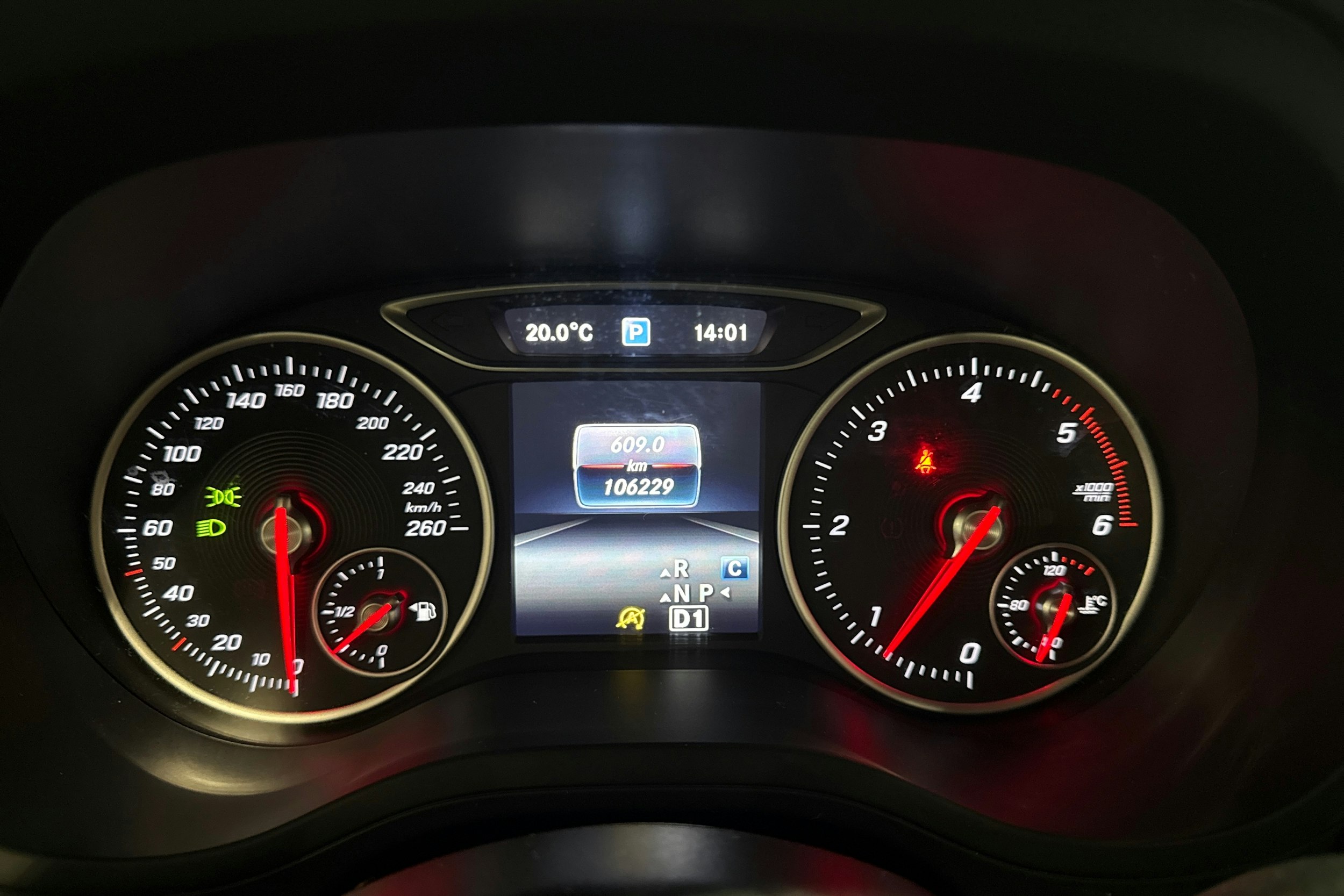 harmaa Mercedes-Benz B 2018 kuva 14.