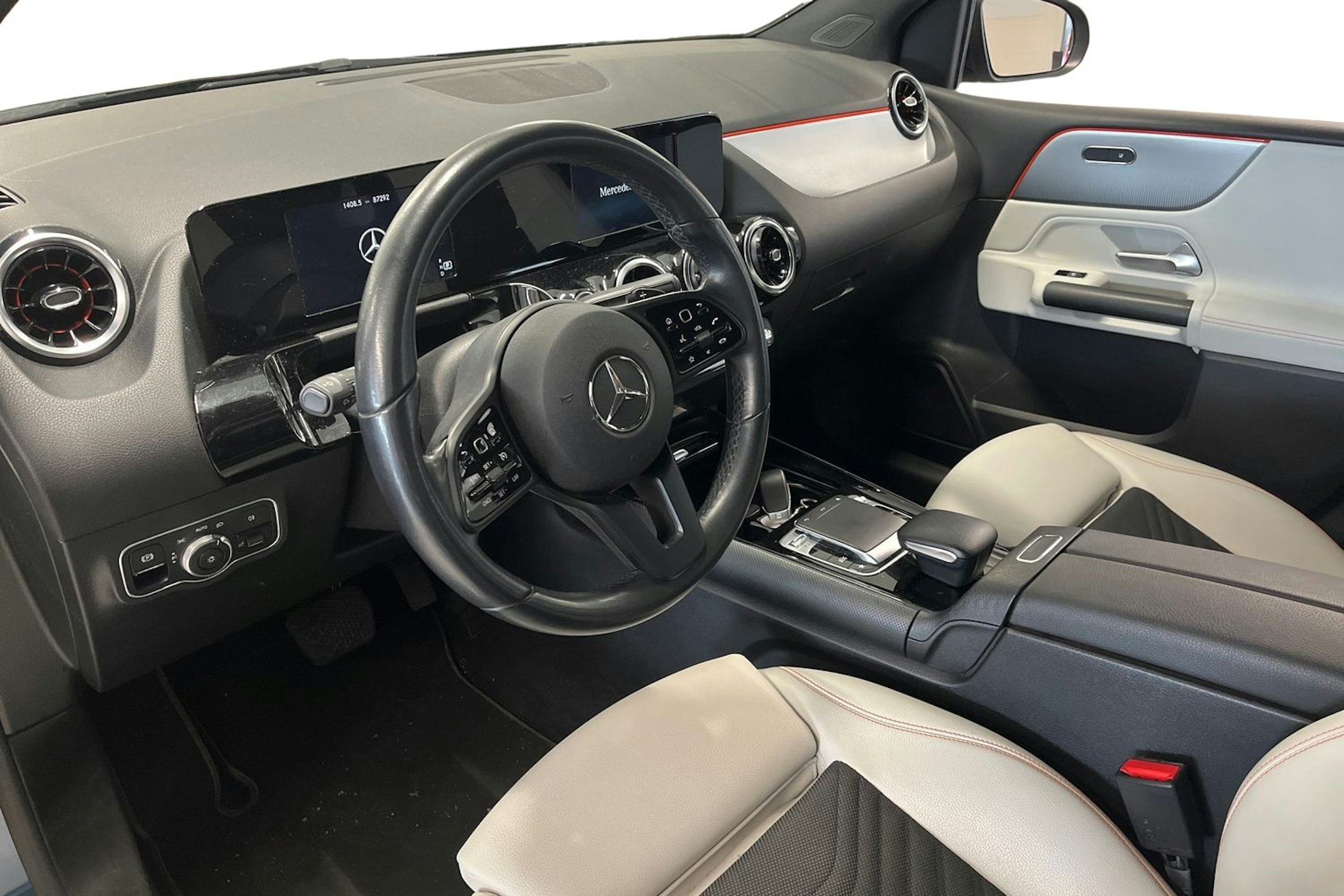 Sininen Mercedes-Benz B 2020 kuva 3.